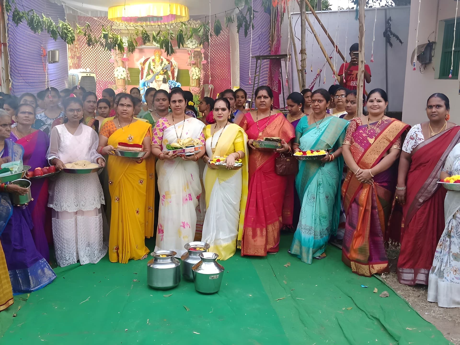 మహిళల సారెతో దుర్గమ్మకు స్పెషల్ పూజ!