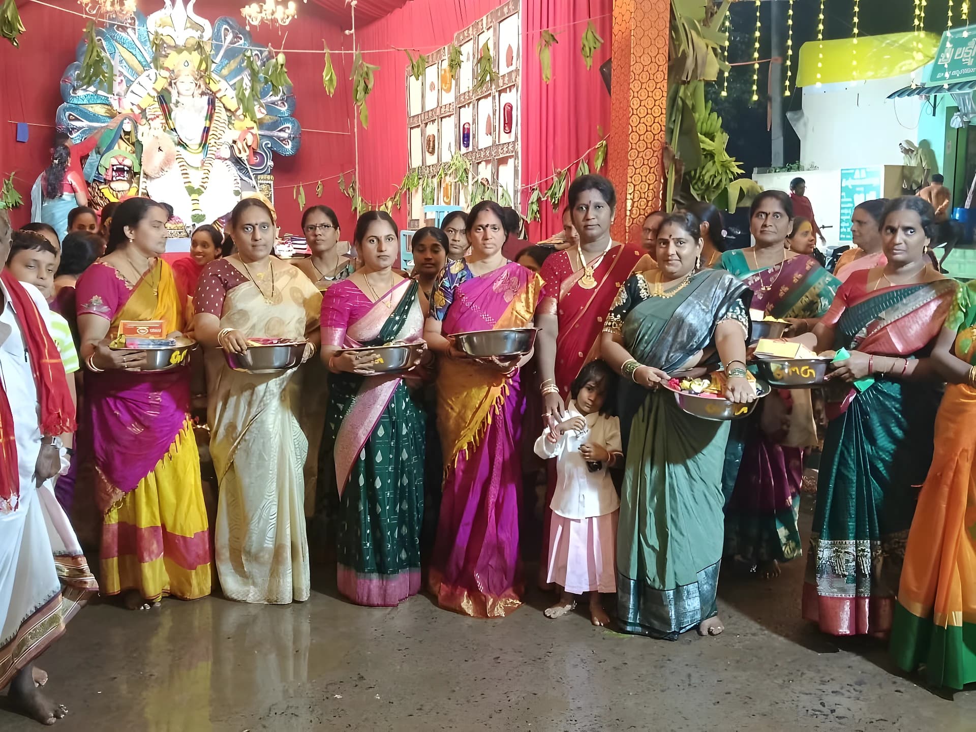 పెదవడ్లపూడిలో దుర్గామాతకు మహిళలు సారె సమర్పణ
