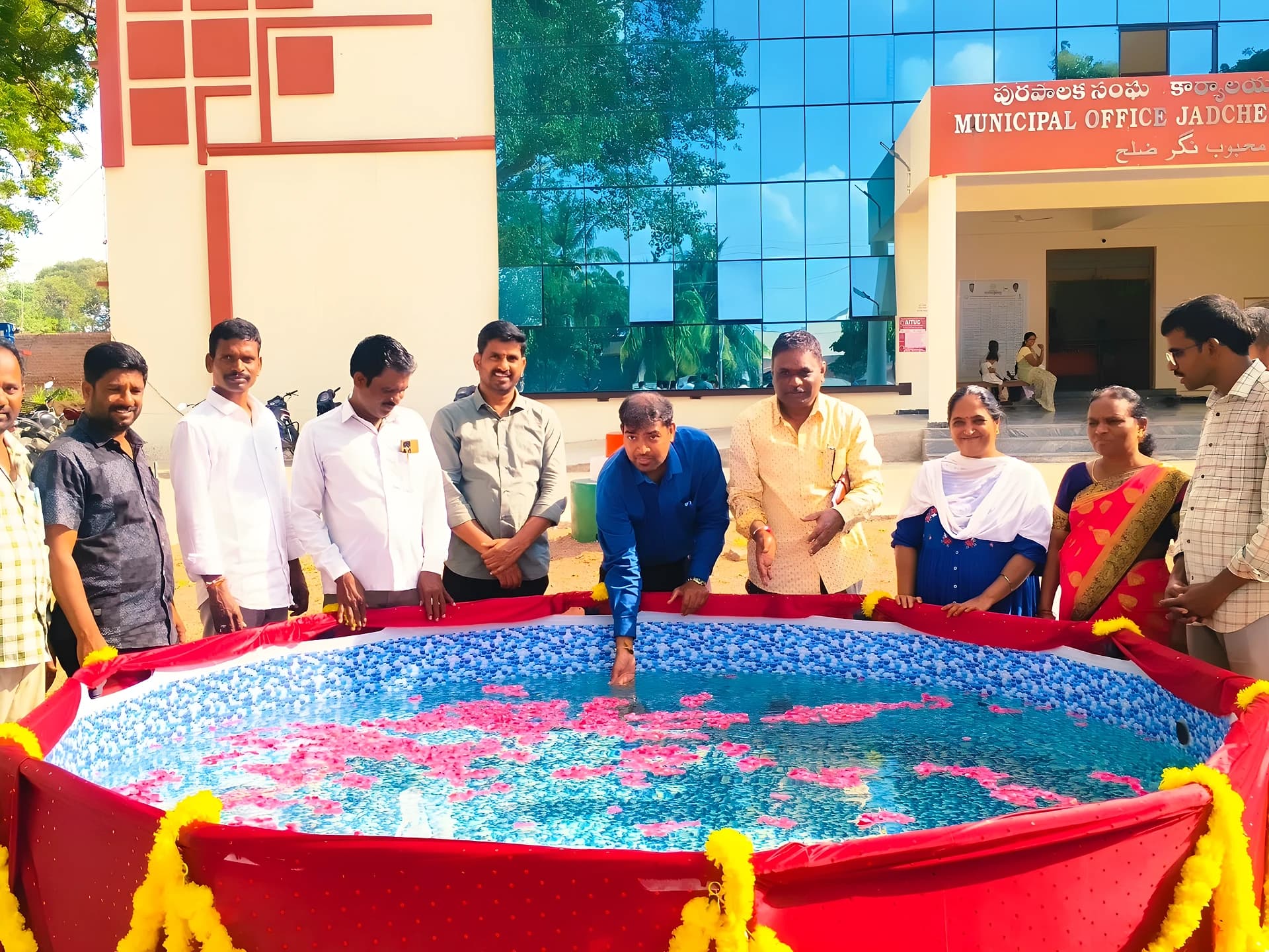 చిన్న వినాయకులకు చిన్న పాండ్స్,.!