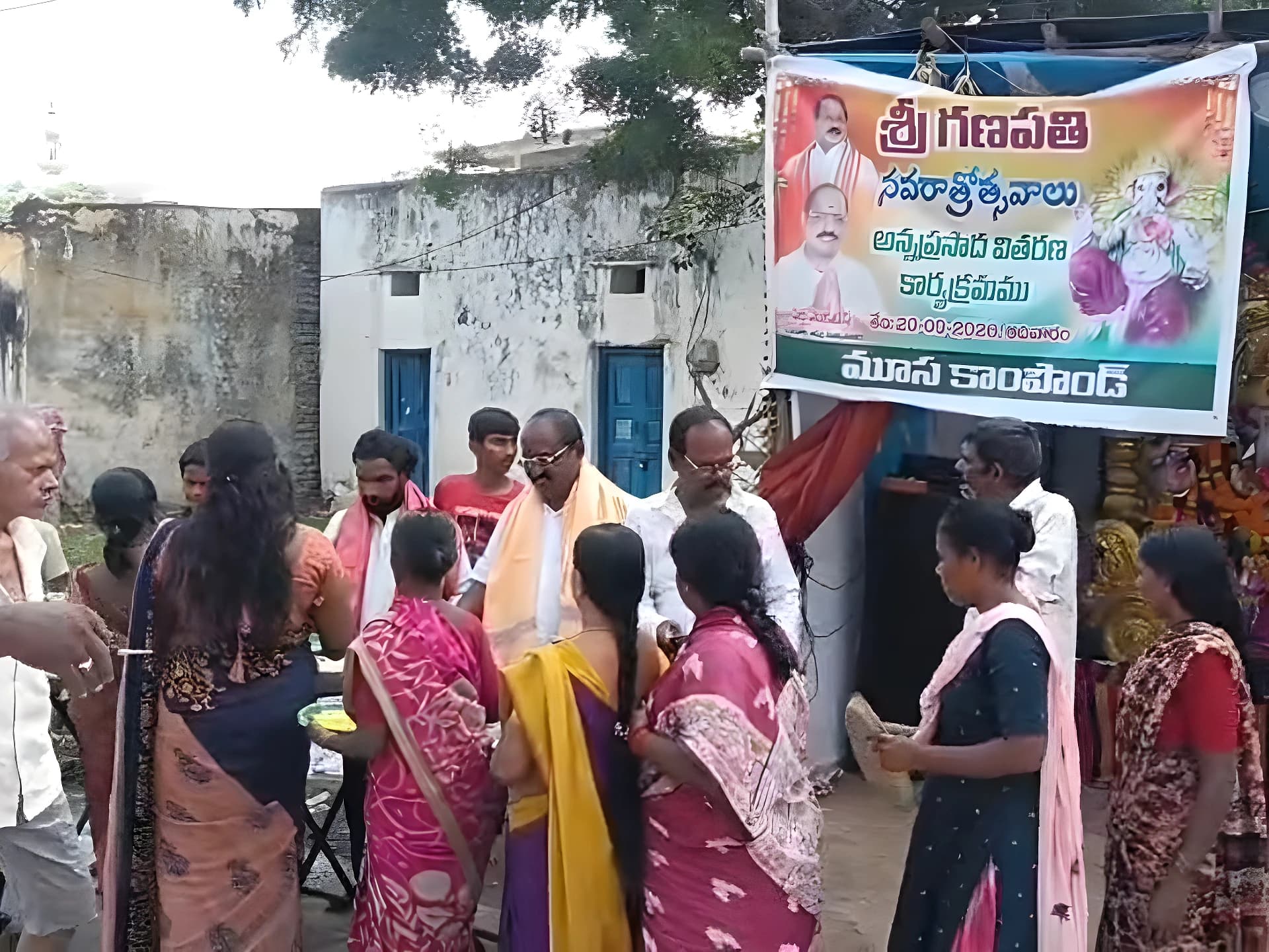 జడ్చర్లలో 200 మందికి అన్నదానం