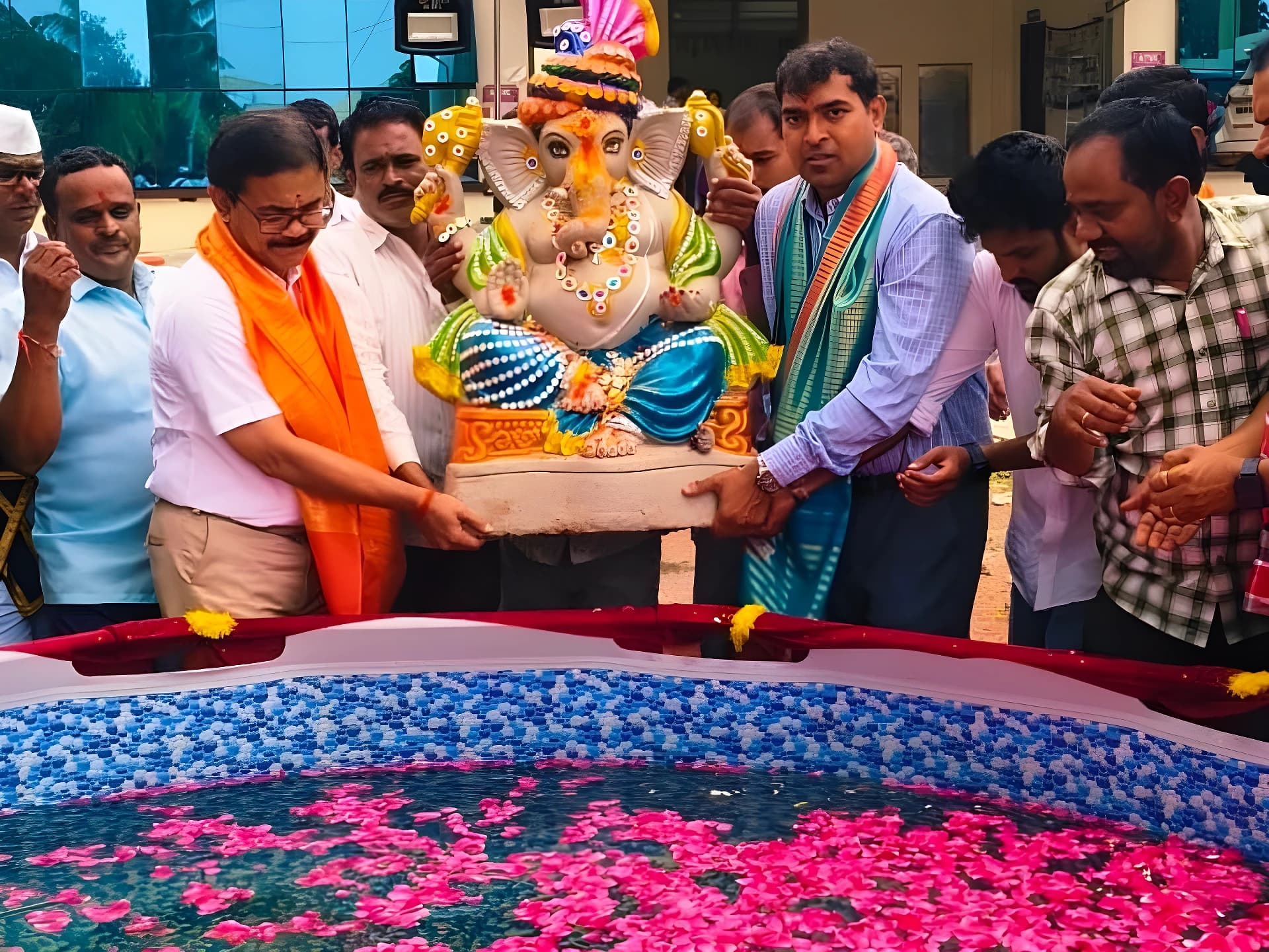 కృత్రిమ కొలనులో గణేష్ నిమజ్జనం.. ఘనంగా!