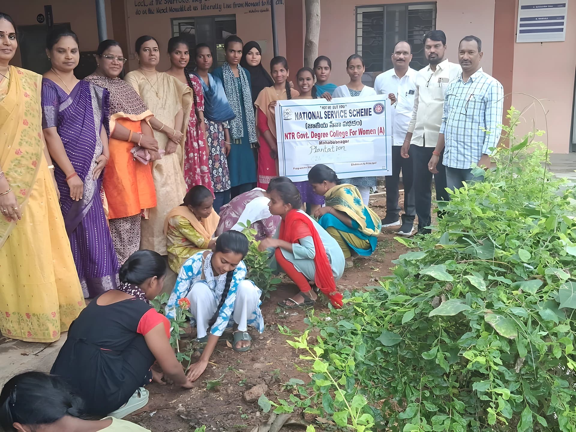 NSS డే.. మొక్కలు నాటిన స్టూడెంట్స్!