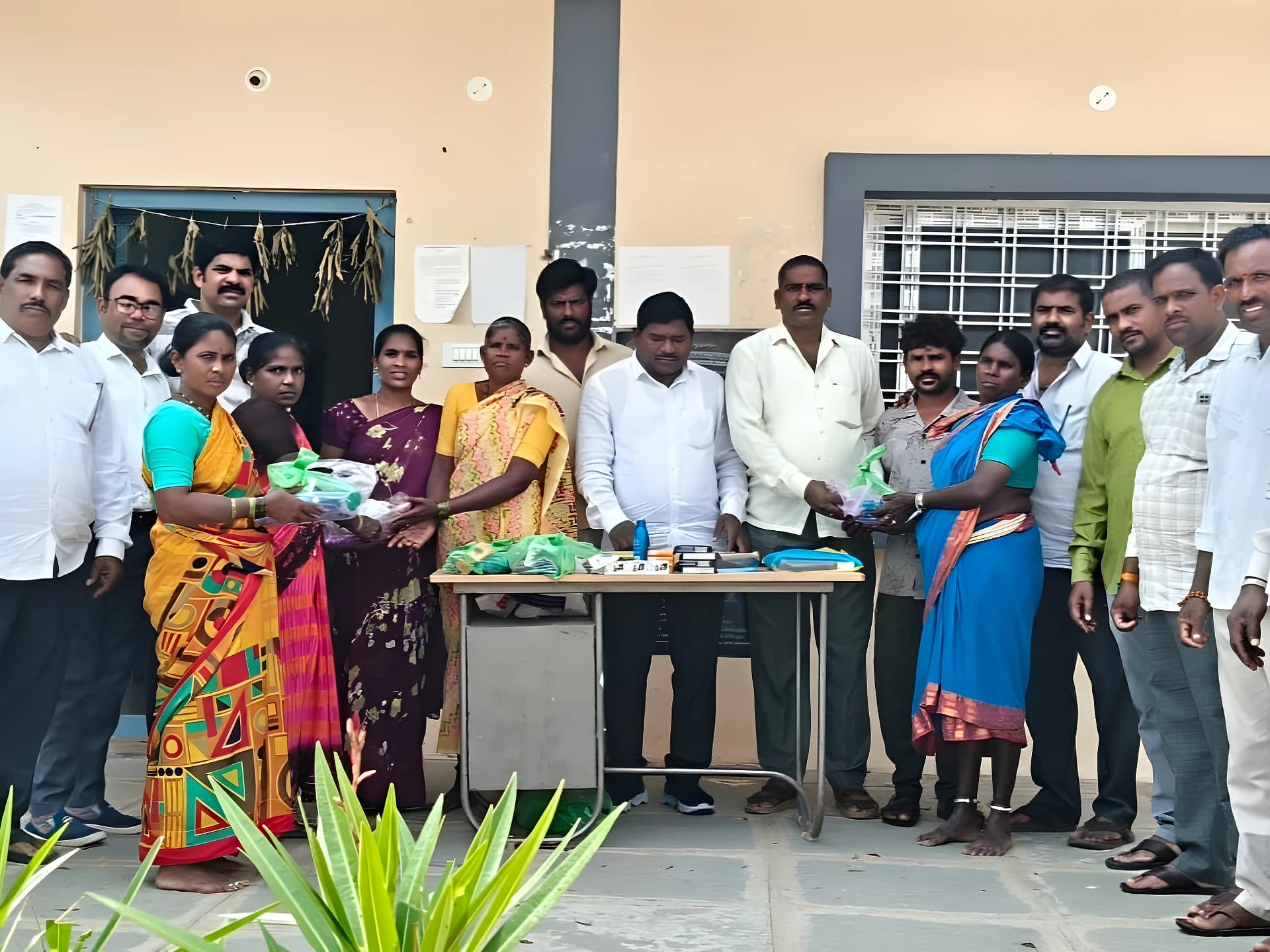 పంచాయతీ సిబ్బందికి రెయిన్ కోట్లు అందజేత