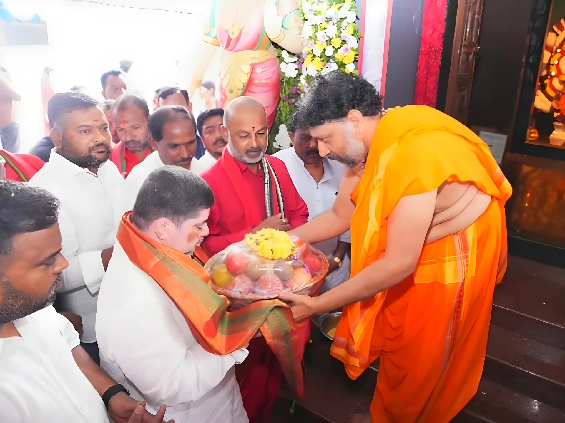 'ప్రజలంతా సుఖసంతోషాలతో ఉండాలి'