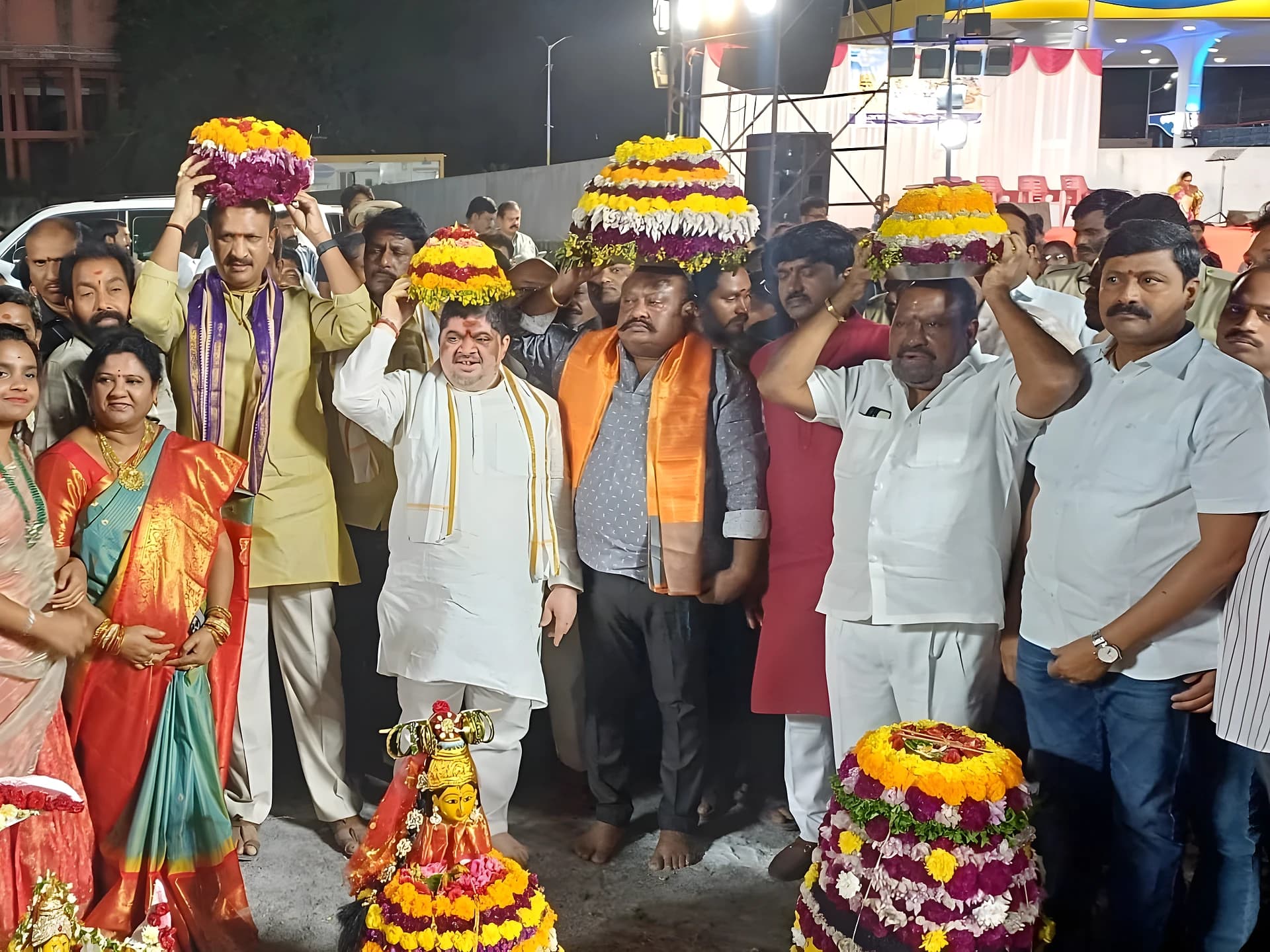 బతుకమ్మ వేడుకల్లో మంత్రి పొన్నం, ఎమ్మెల్యే గంగుల