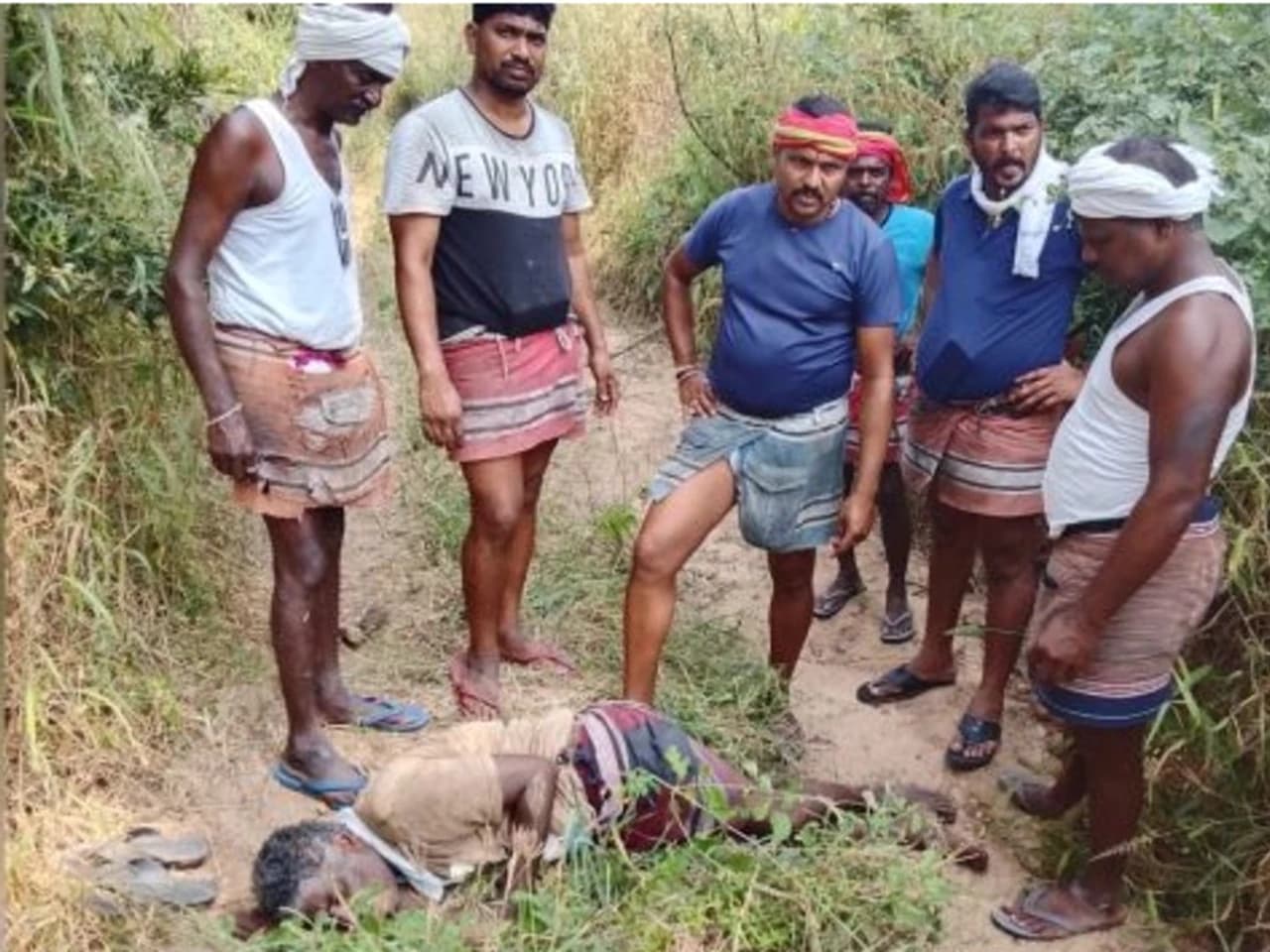 ఈత చెట్టు నుంచి పడి గీత కార్మికుడికి గాయాలు