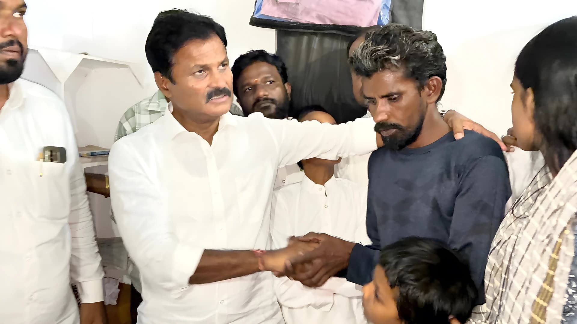 విద్యార్థిని అలీనా కుటుంబానికి ఎమ్మెల్యే పరామర్శ