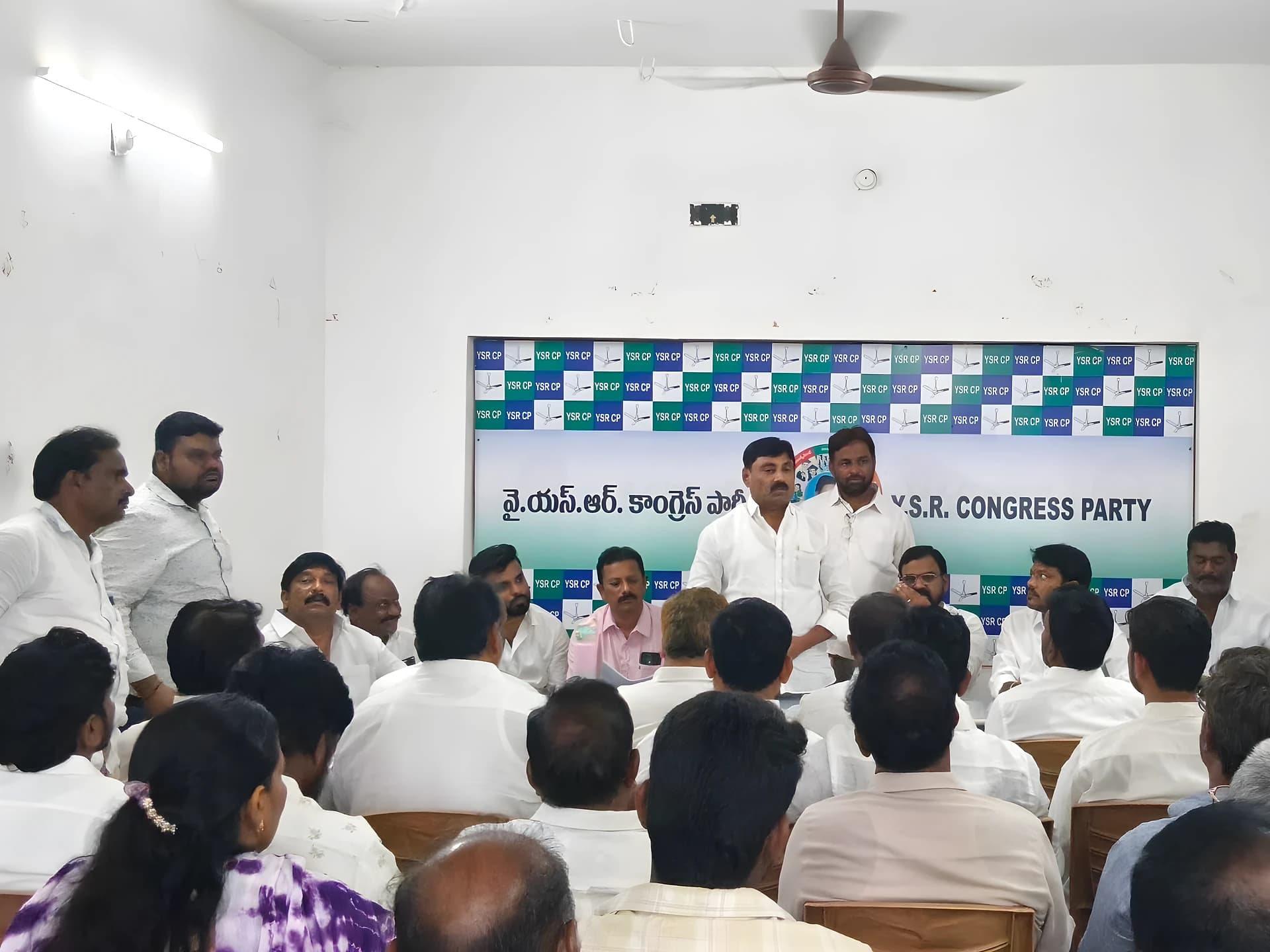 అధైర్య పడొద్దు.. భవిష్యత్ మనదే: రవీందర్