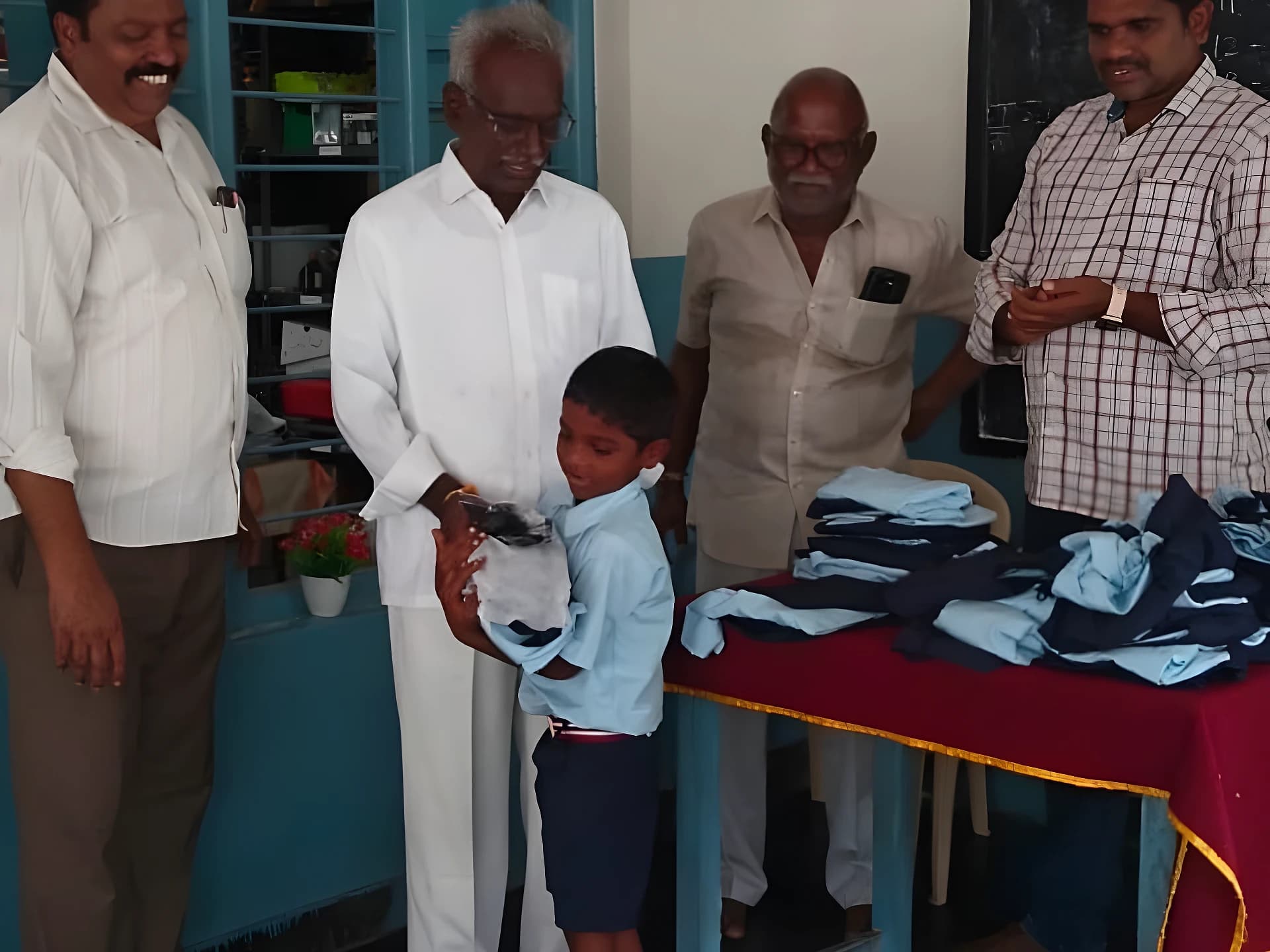 విద్యార్థులకు యూనిఫామ్, టై, బెల్ట్ పంపిణీ