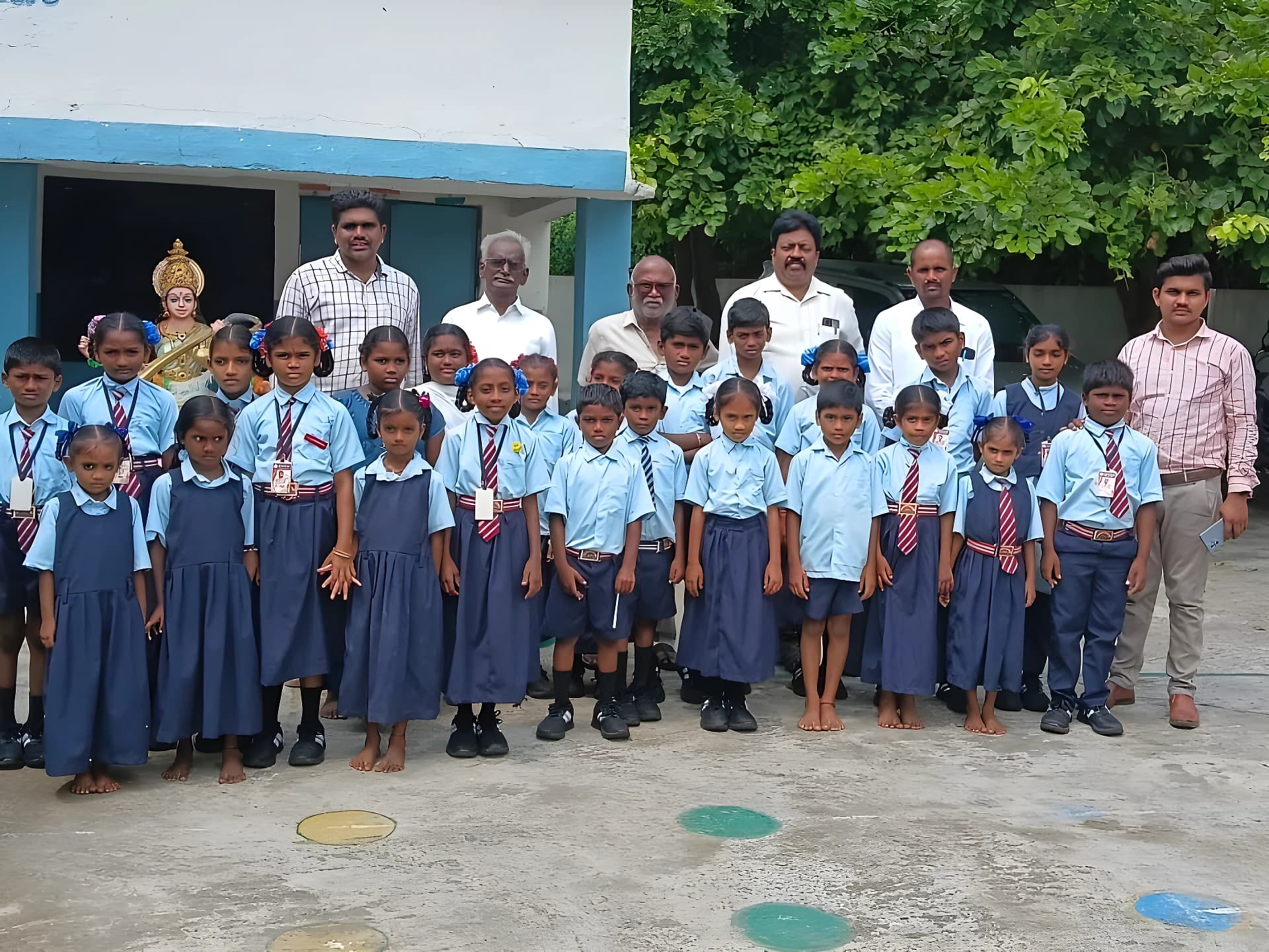 విద్యార్థులకు యూనిఫామ్, టై, బెల్ట్ పంపిణీ