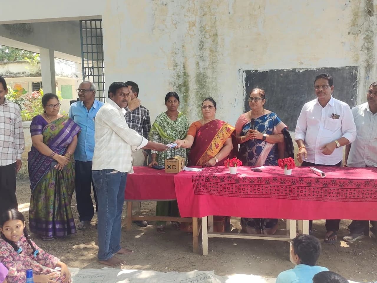 సిరిపురం స్కూల్లో క్యాష్ ప్రైజుల పంపిణీ