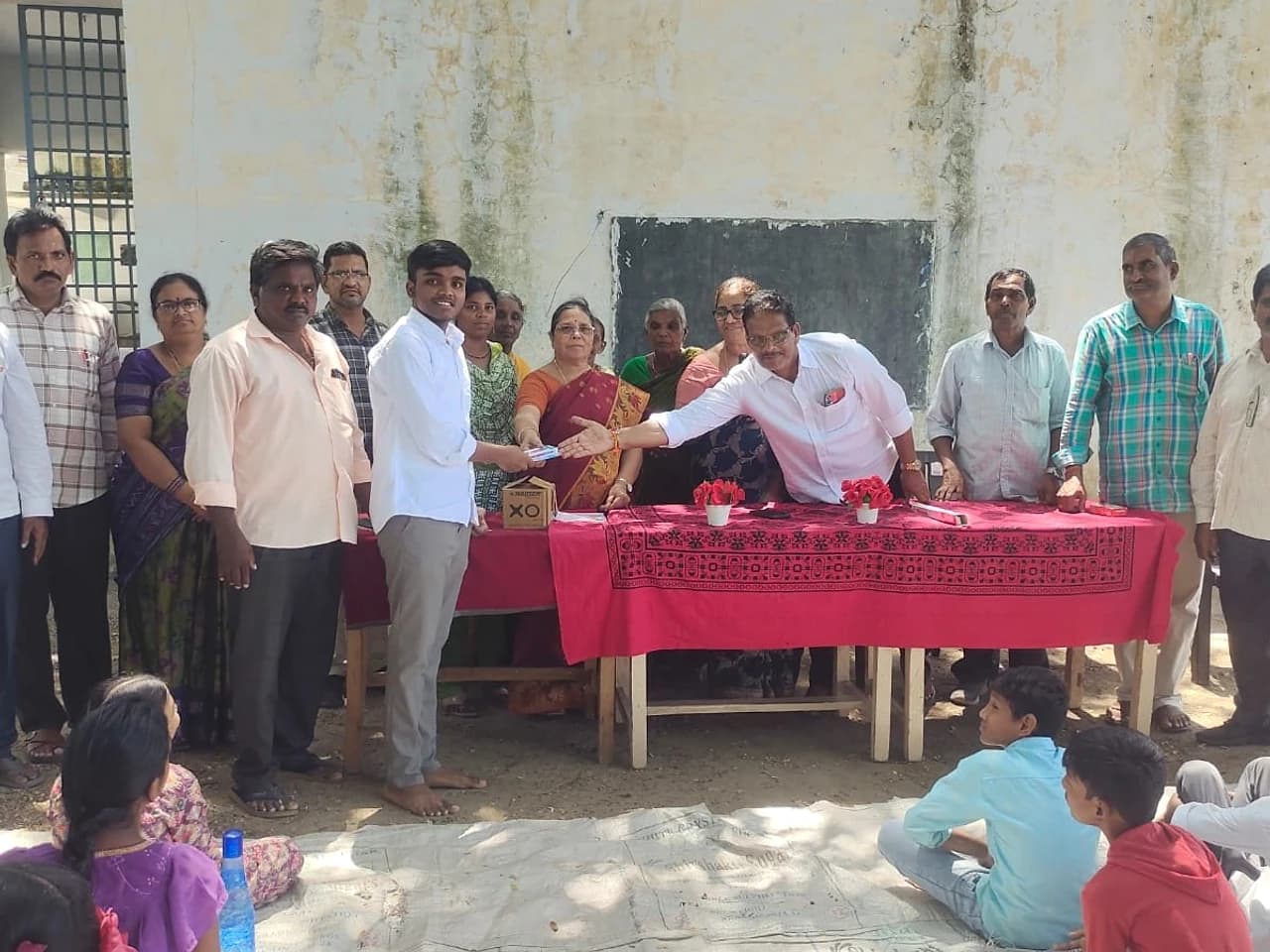 సిరిపురం స్కూల్లో క్యాష్ ప్రైజుల పంపిణీ
