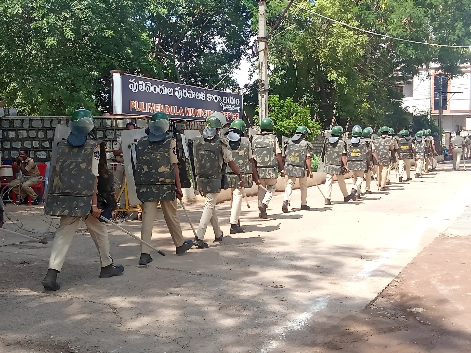 పోలీసుల పహారాలో పులివెందుల