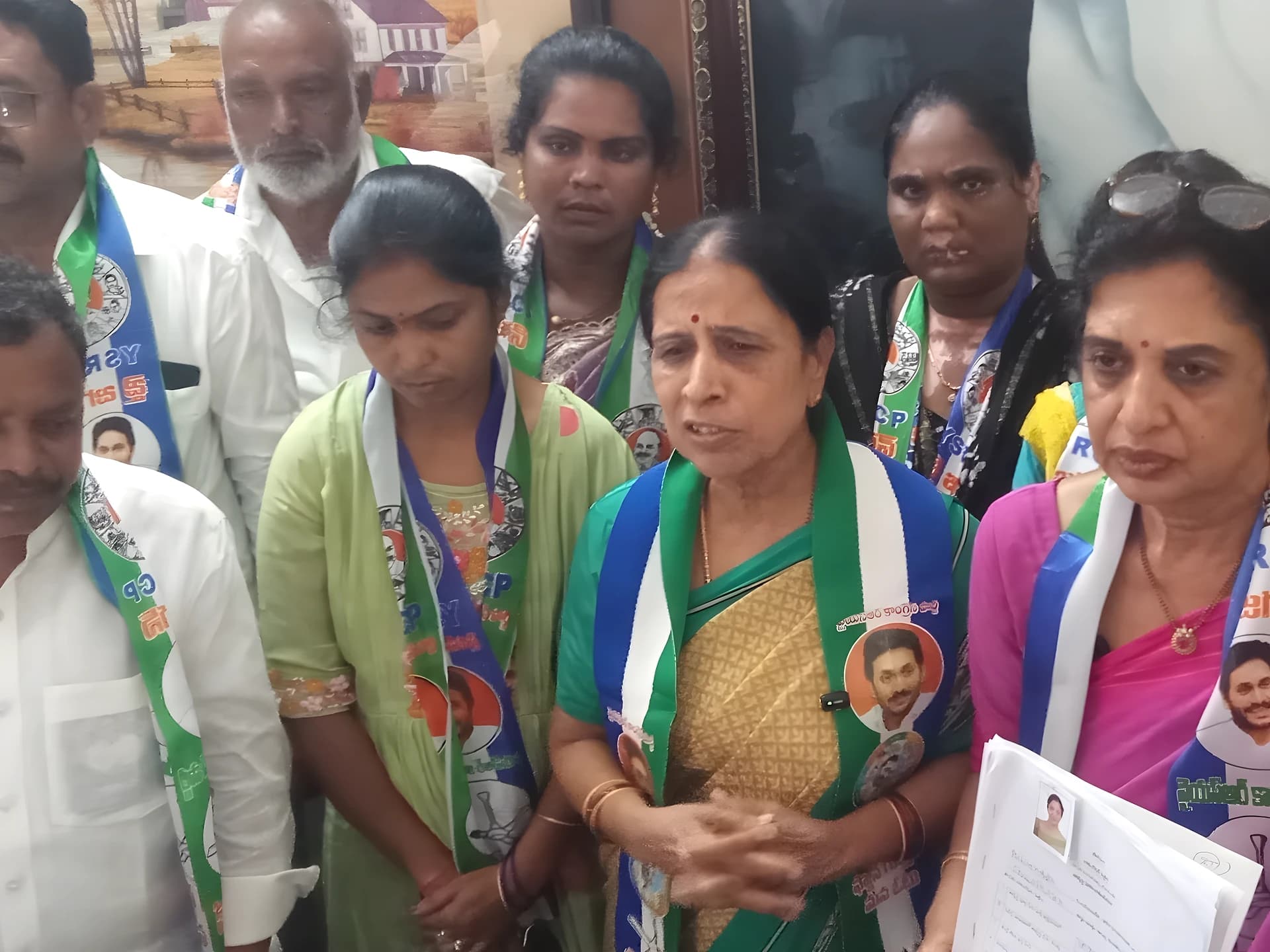 నామినేషన్ వేయకుండా అడ్డుకుంటున్నారు