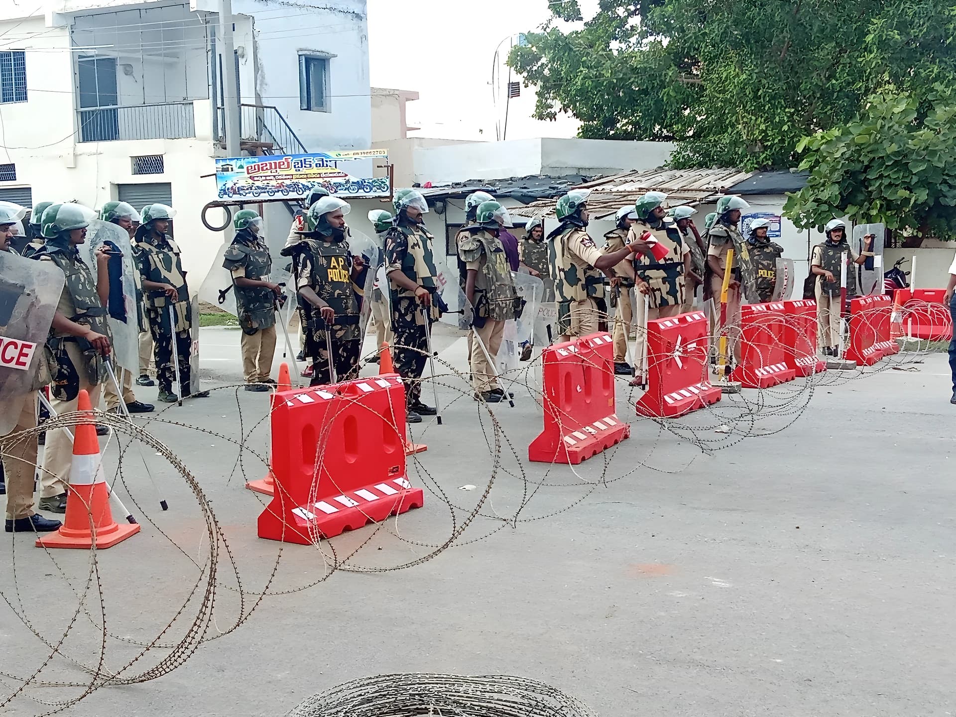 పులివెందులలో నామినేషన్ల సందడి