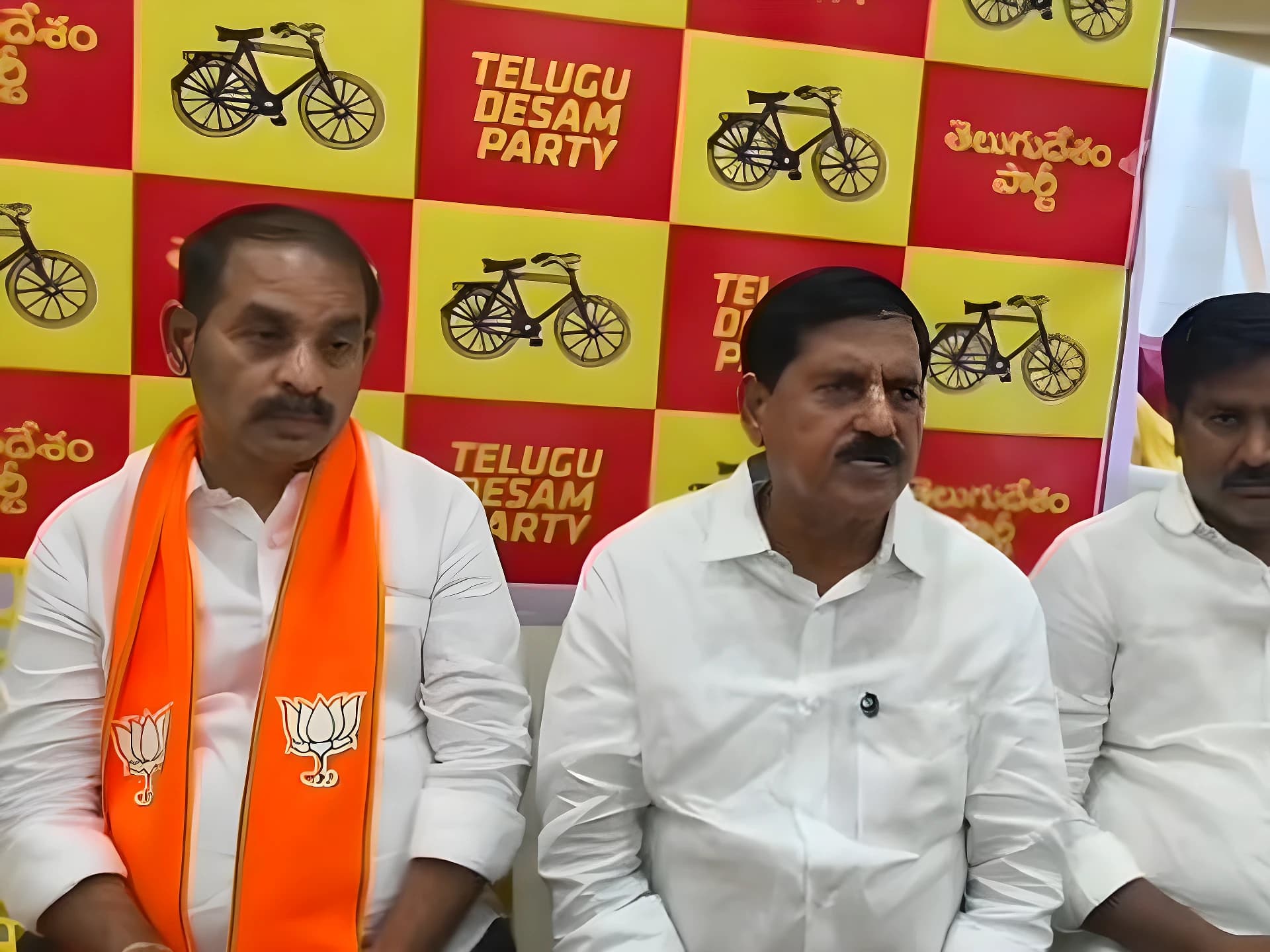 కోడ్ ఉల్లంఘిస్తూ ఎంపీ అవినాష్ పెద్ద కాన్వాయ్తో రావడమేంటి?