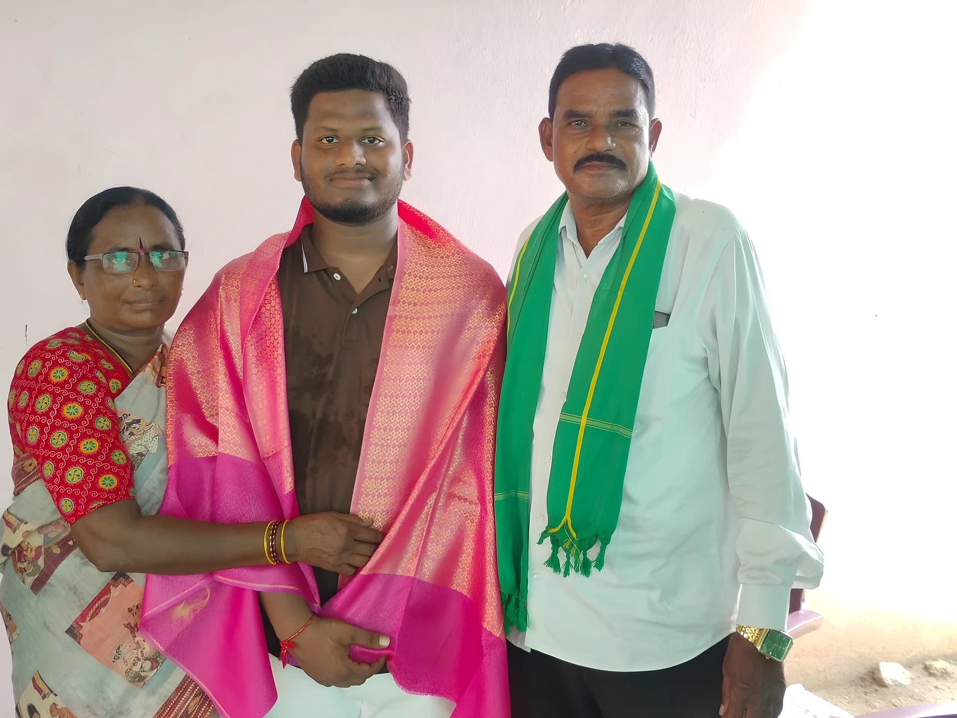 పేదరికాన్ని జయించి ఎంబీబీఎస్ సాధించిన సాయి వరుణ్
