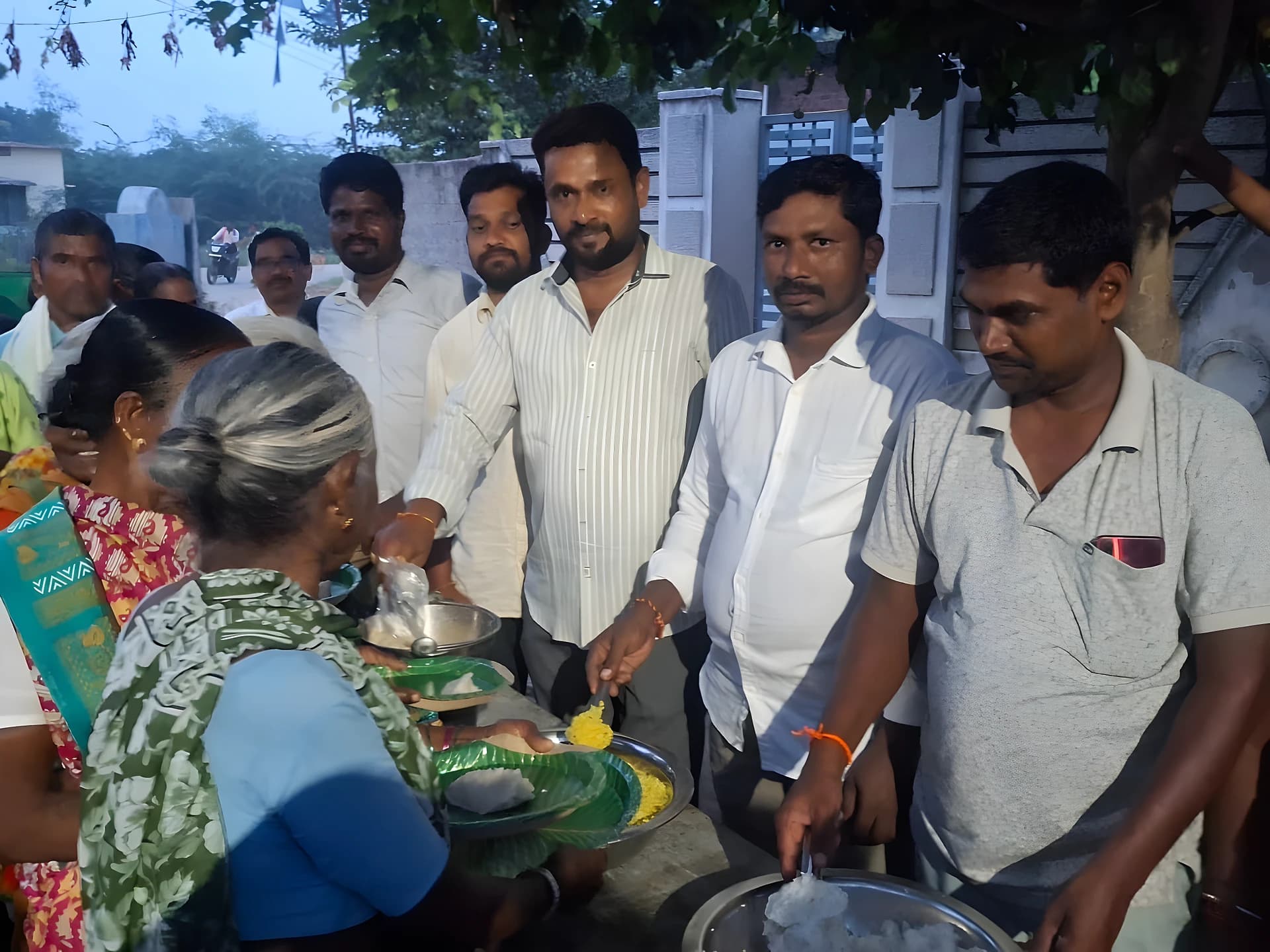 సుబ్లేడ్లో గణేష్ ఉత్సవాలు.. అన్నదాన కార్యక్రమం