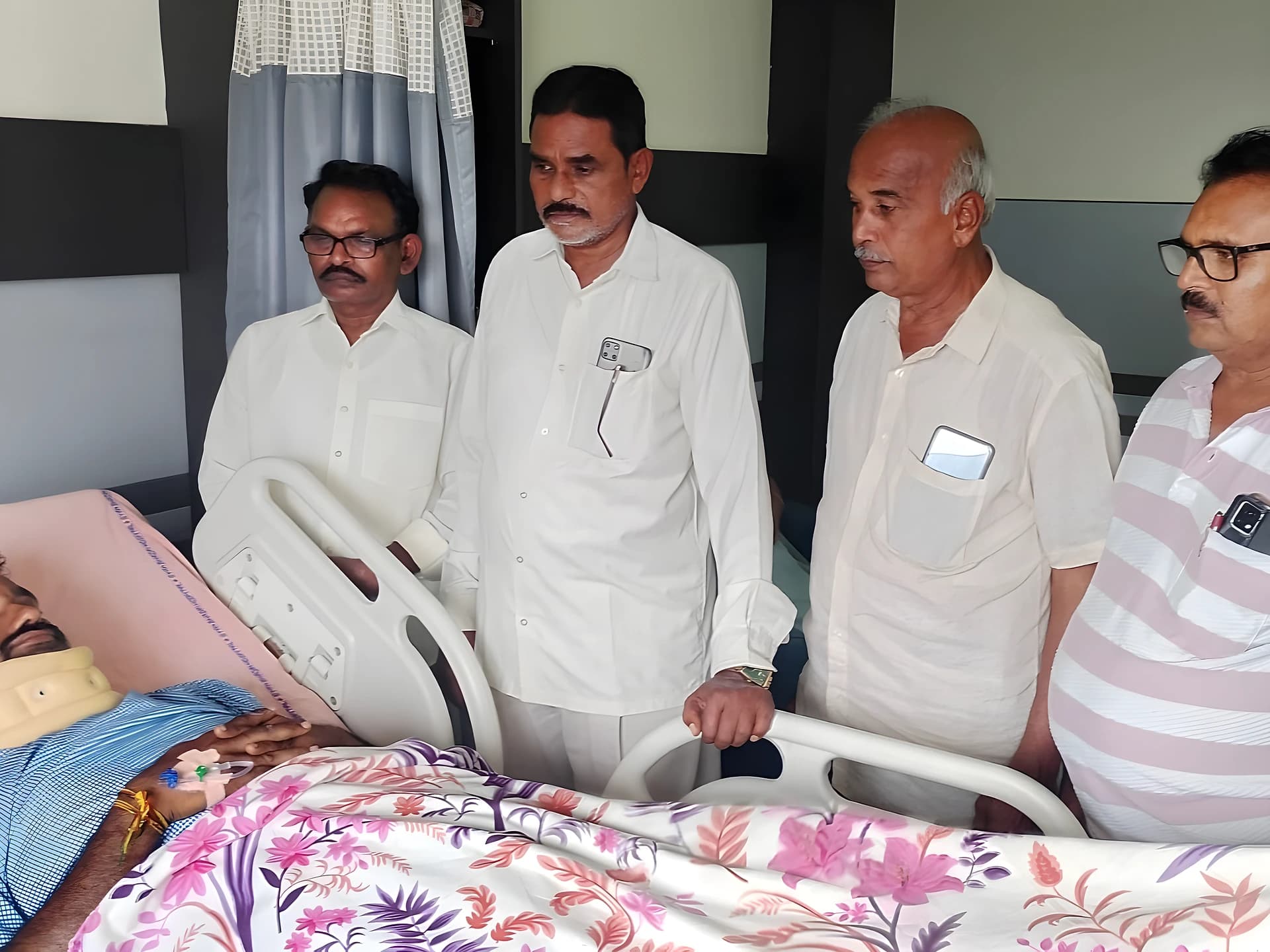 ఎస్సై జగదీష్ను పరామర్శించిన టీజేఏసీ చైర్మన్