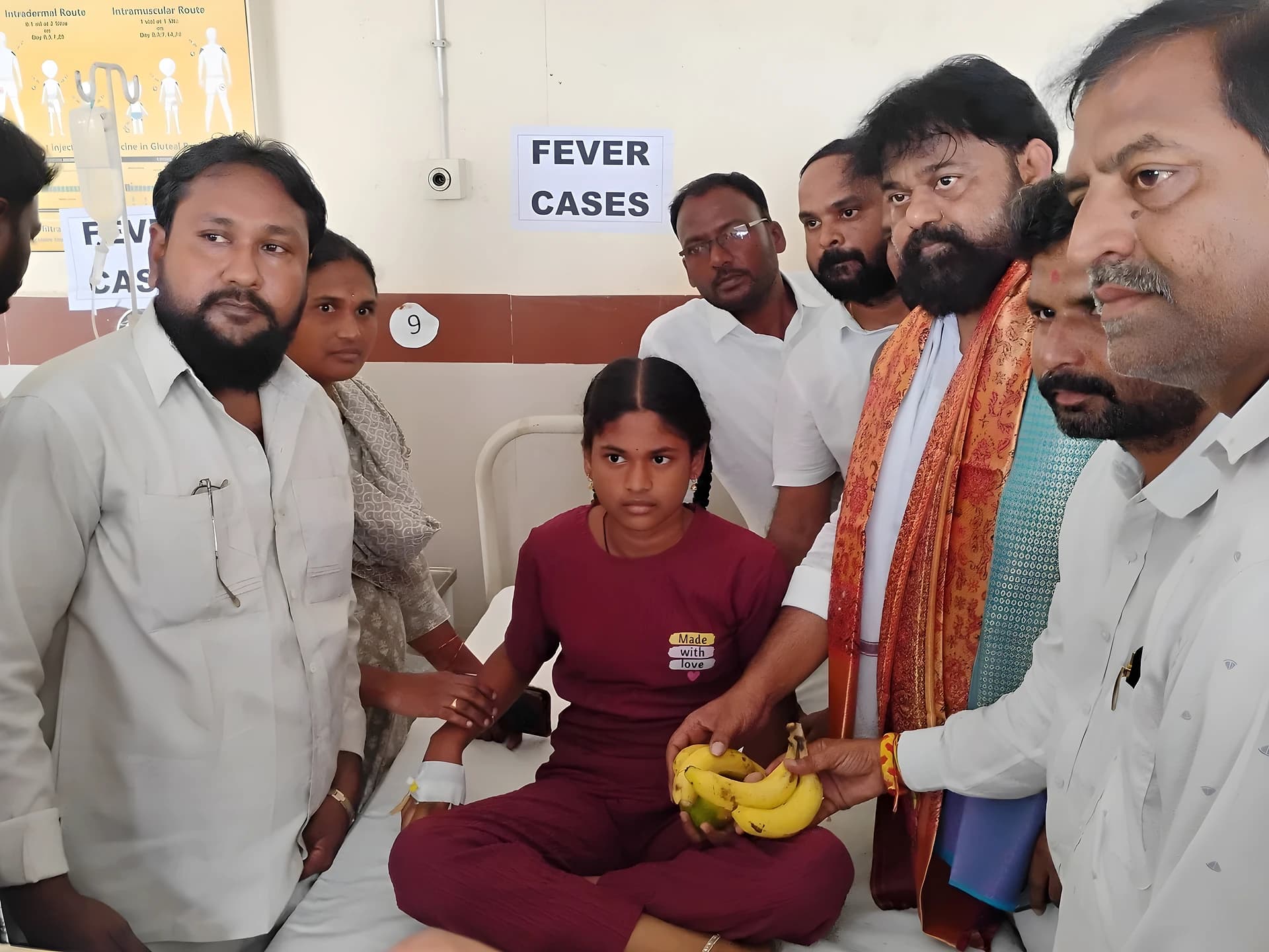 ఆస్పత్రిలోని పేషంట్లకు పండ్ల పంపిణీ