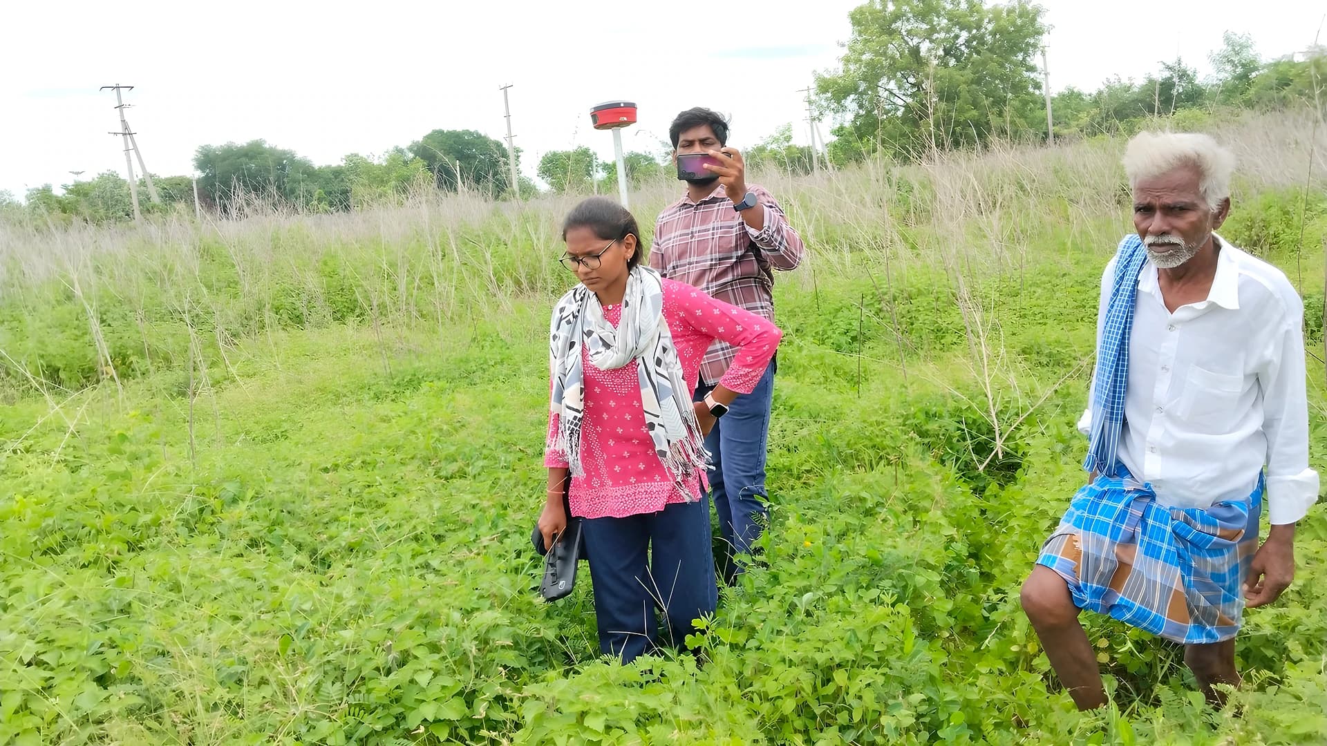 రైతులు లేని టైంలో స్టే భూముల్లో రీ-సర్వే