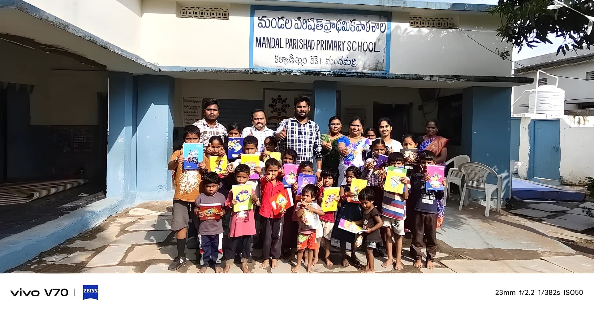 స్టూడెంట్స్కు బుక్స్ పంపిణీ