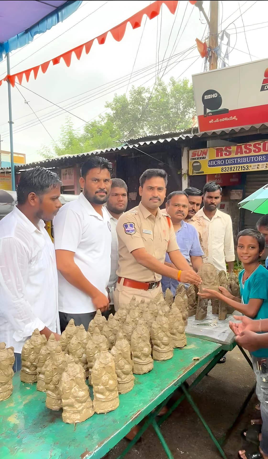SI చేతుల మీదుగా మట్టి వినాయకులు🪴