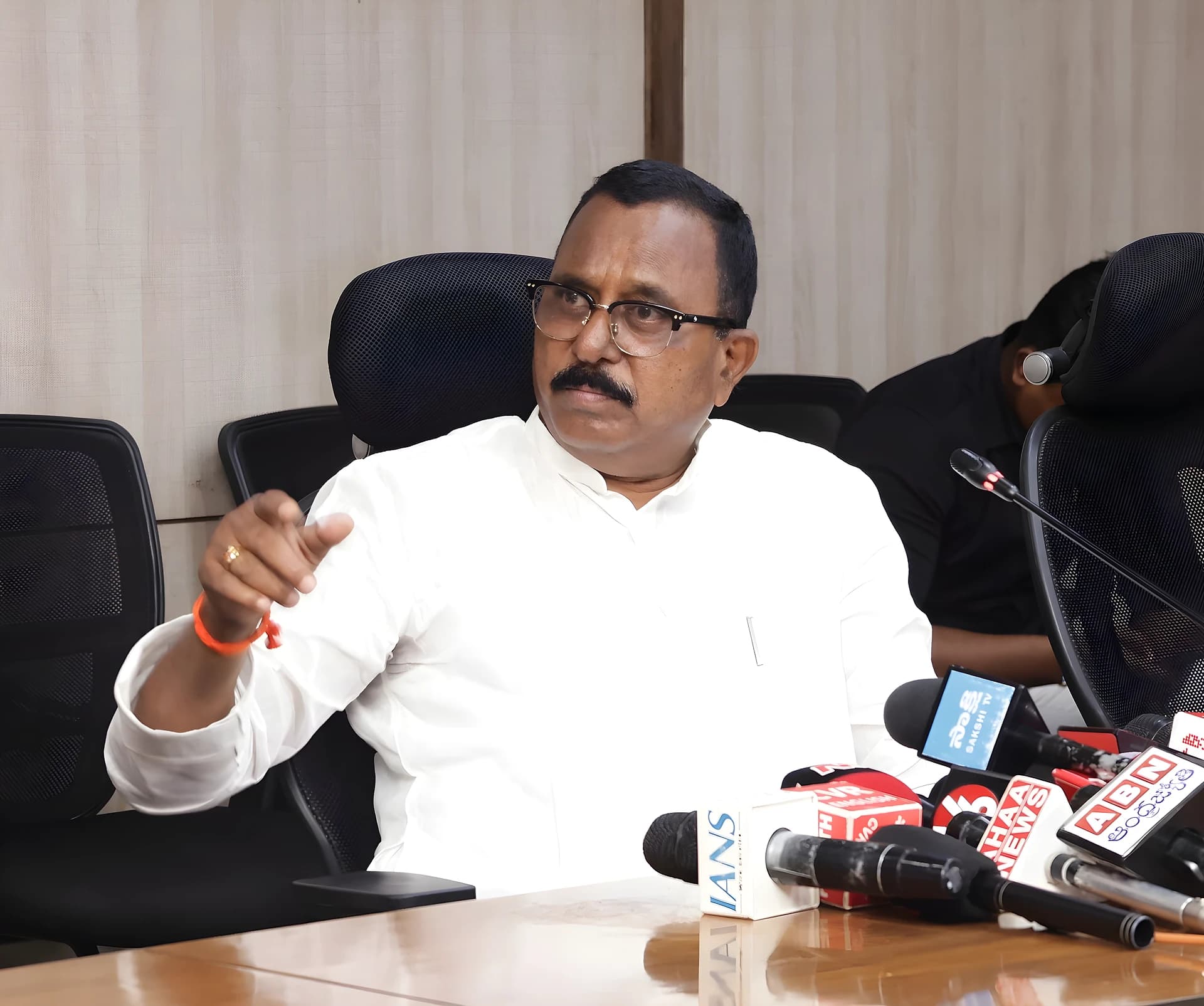లక్ష్మణరేఖ దాటితే ఎవరికైనా ఇదే గతి: ఎంపీ మల్లు రవి