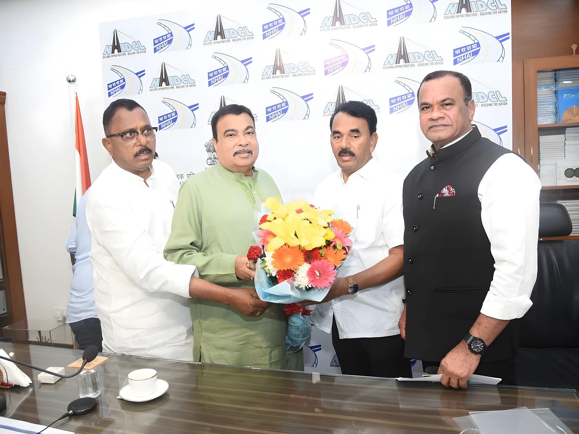ఎలివేటెడ్ కారిడార్ నిధుల కోసం కేంద్రమంత్రికి వినతి
