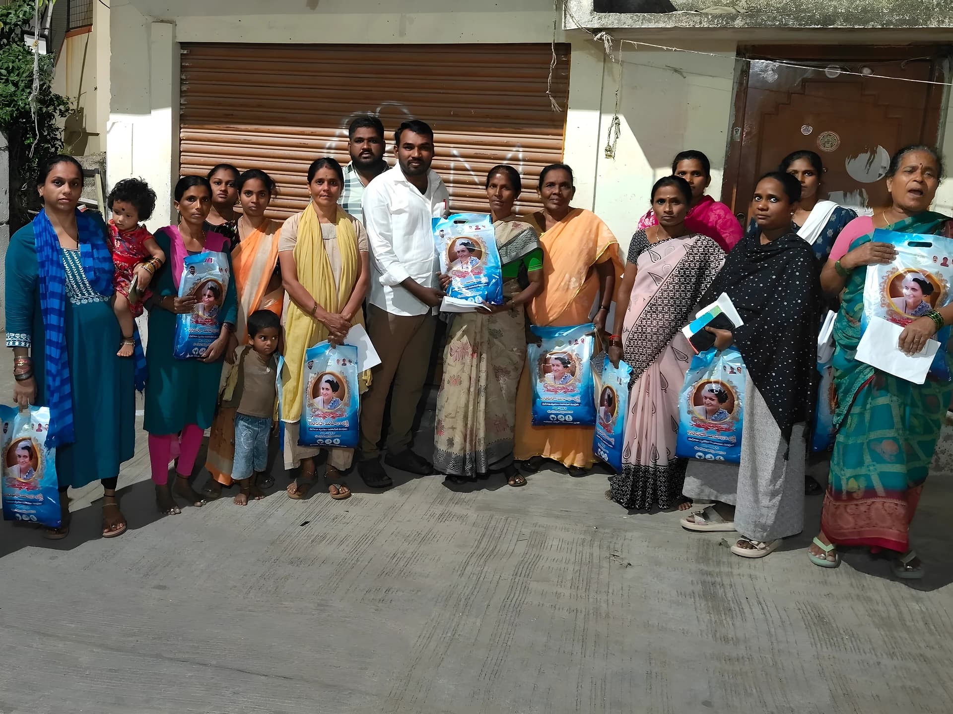 రహమత్ నగర్లో బతుకమ్మ చీరల పంపిణీ