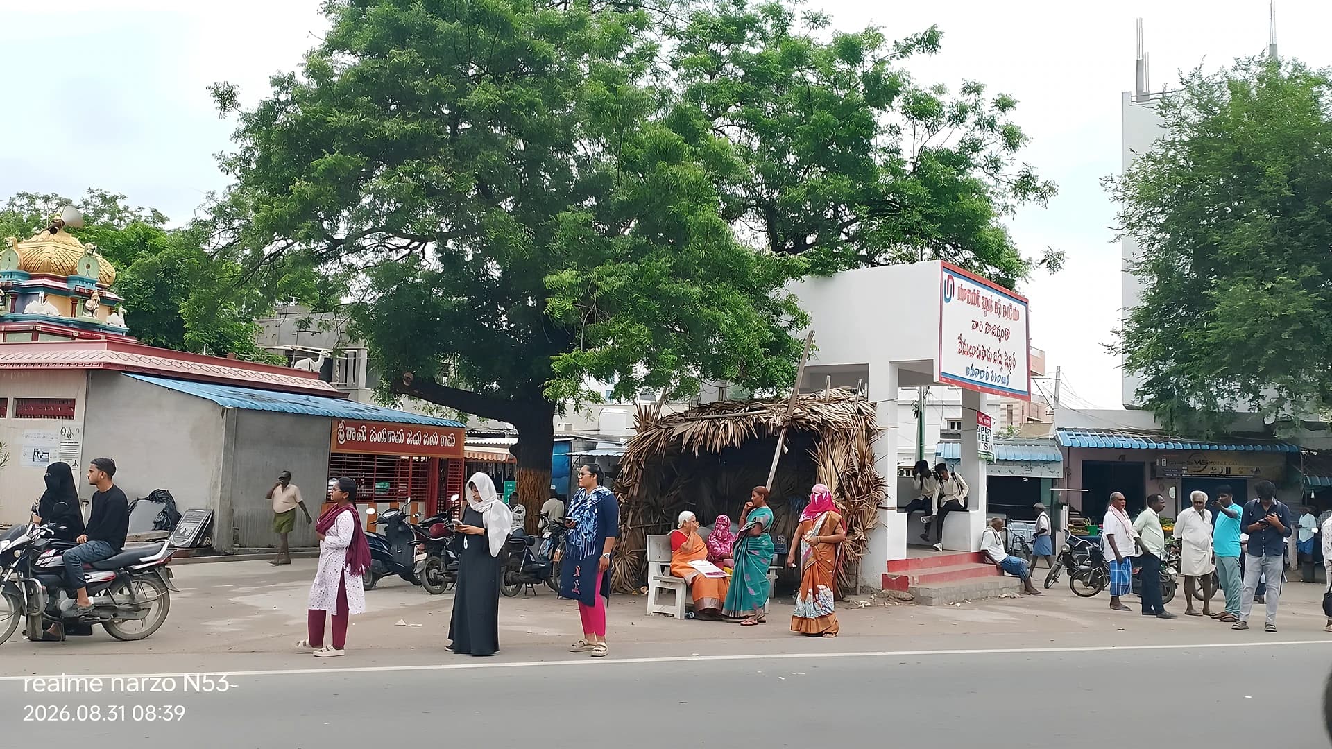 బస్సు కోసం గంటల కొద్దీ వెయిటింగ్.. వచ్చినవి ఆగవు