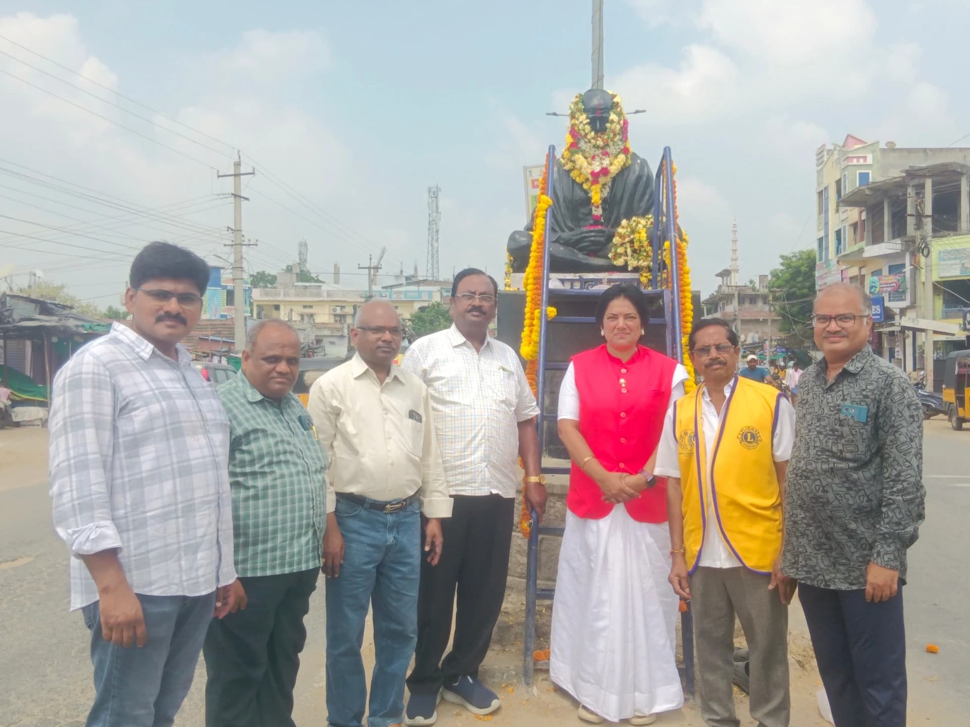 గాంధీజీ బాటలో నడుద్దాం