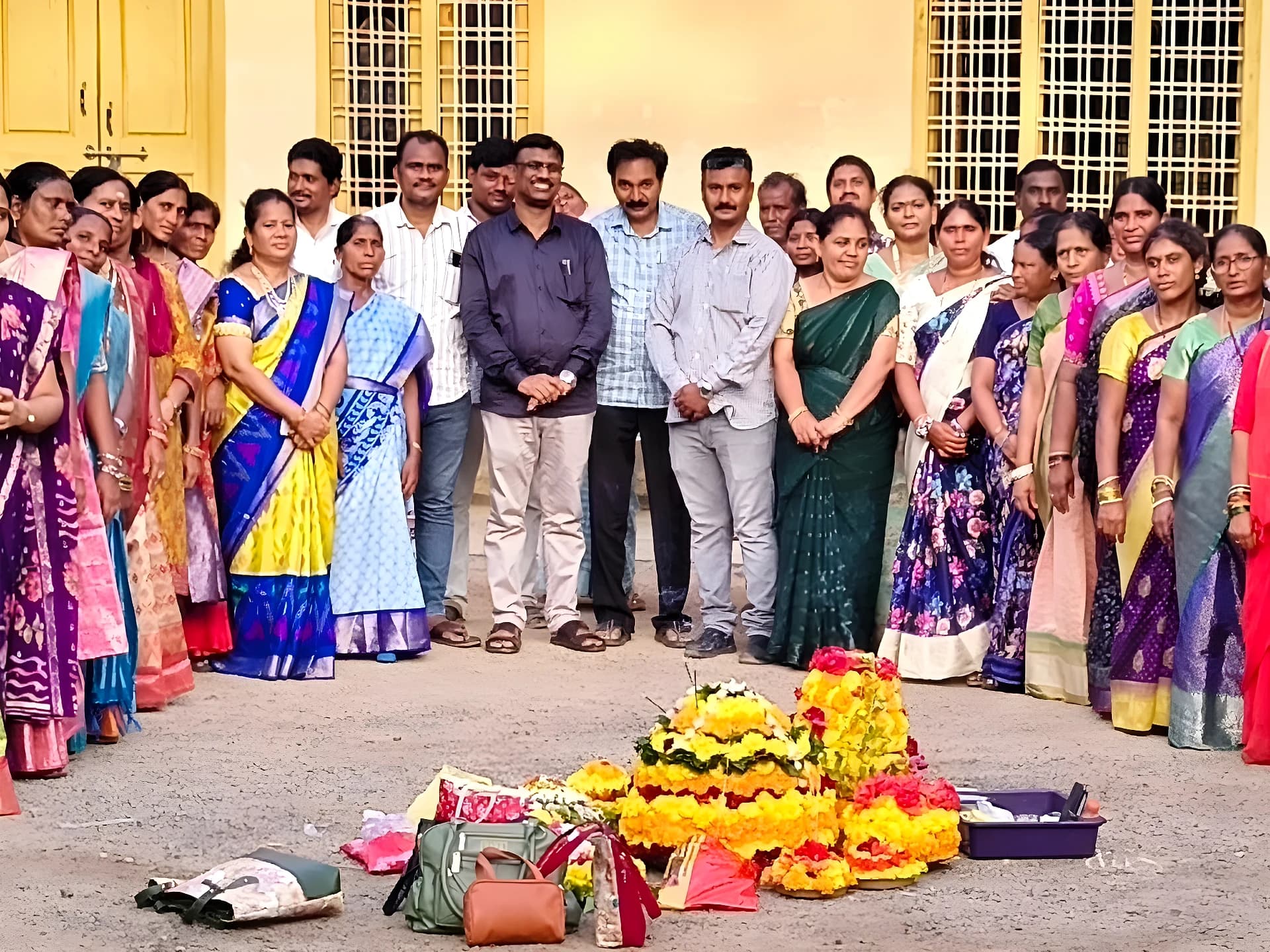 బతుకమ్మ సంబరాలు.. అధికారుల ఆటపాట
