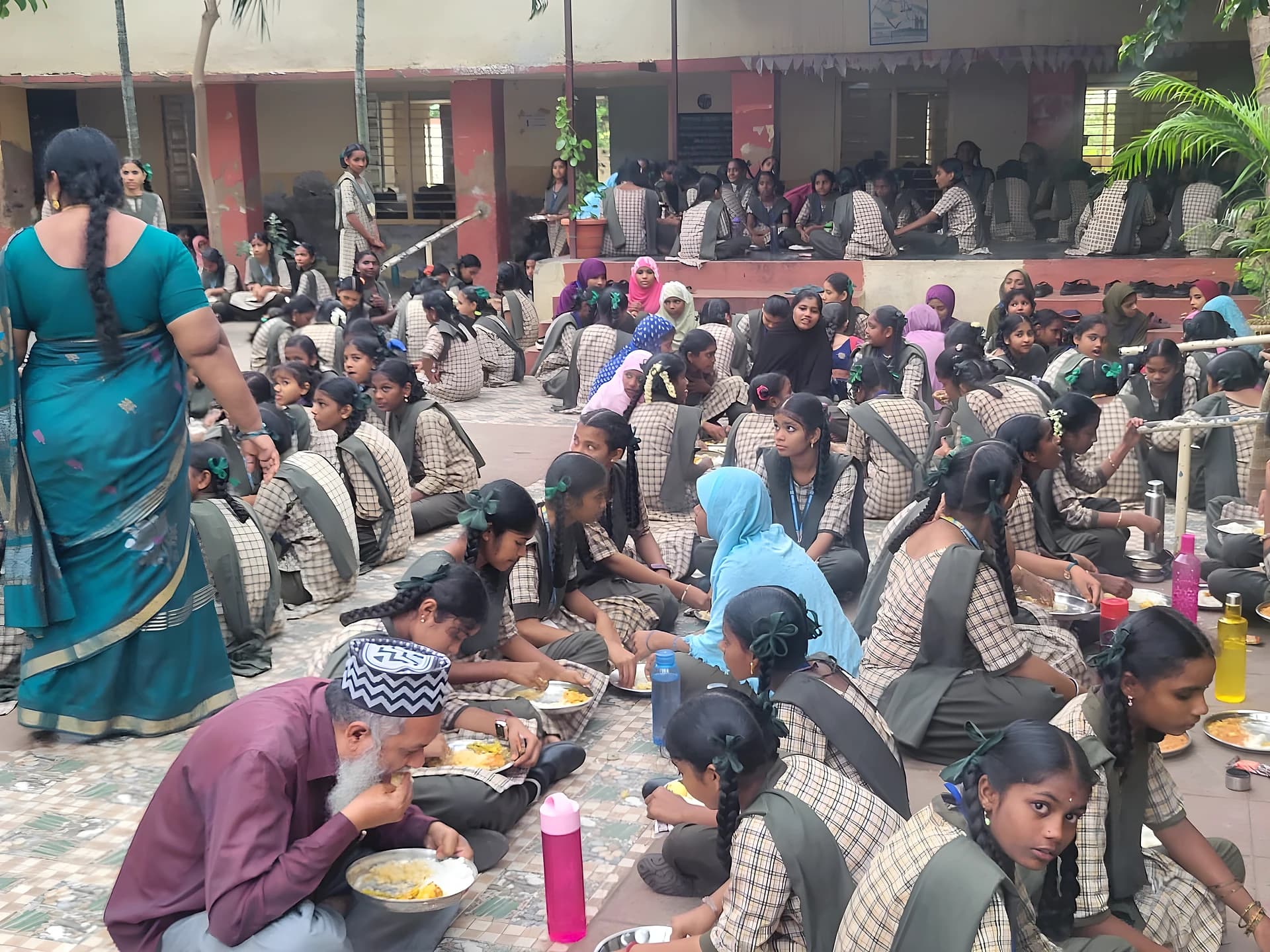 డొక్కా సీతమ్మ మిడ్డే మీల్.. MEO చెక్!