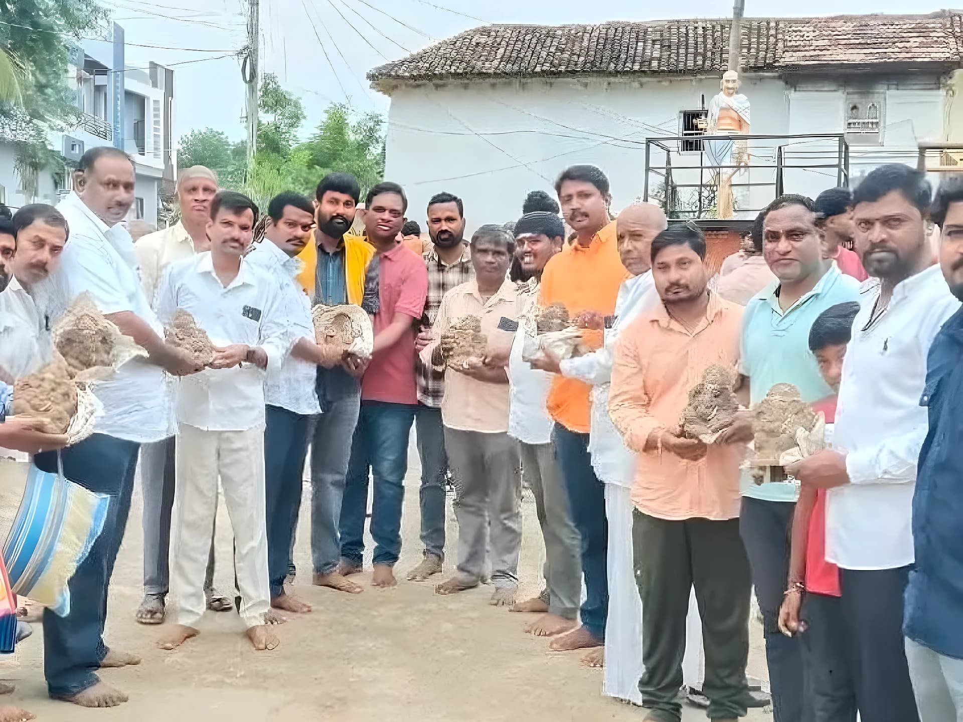 రుద్రూర్లో ఉచితంగా మట్టి గణపతుల పంపిణీ