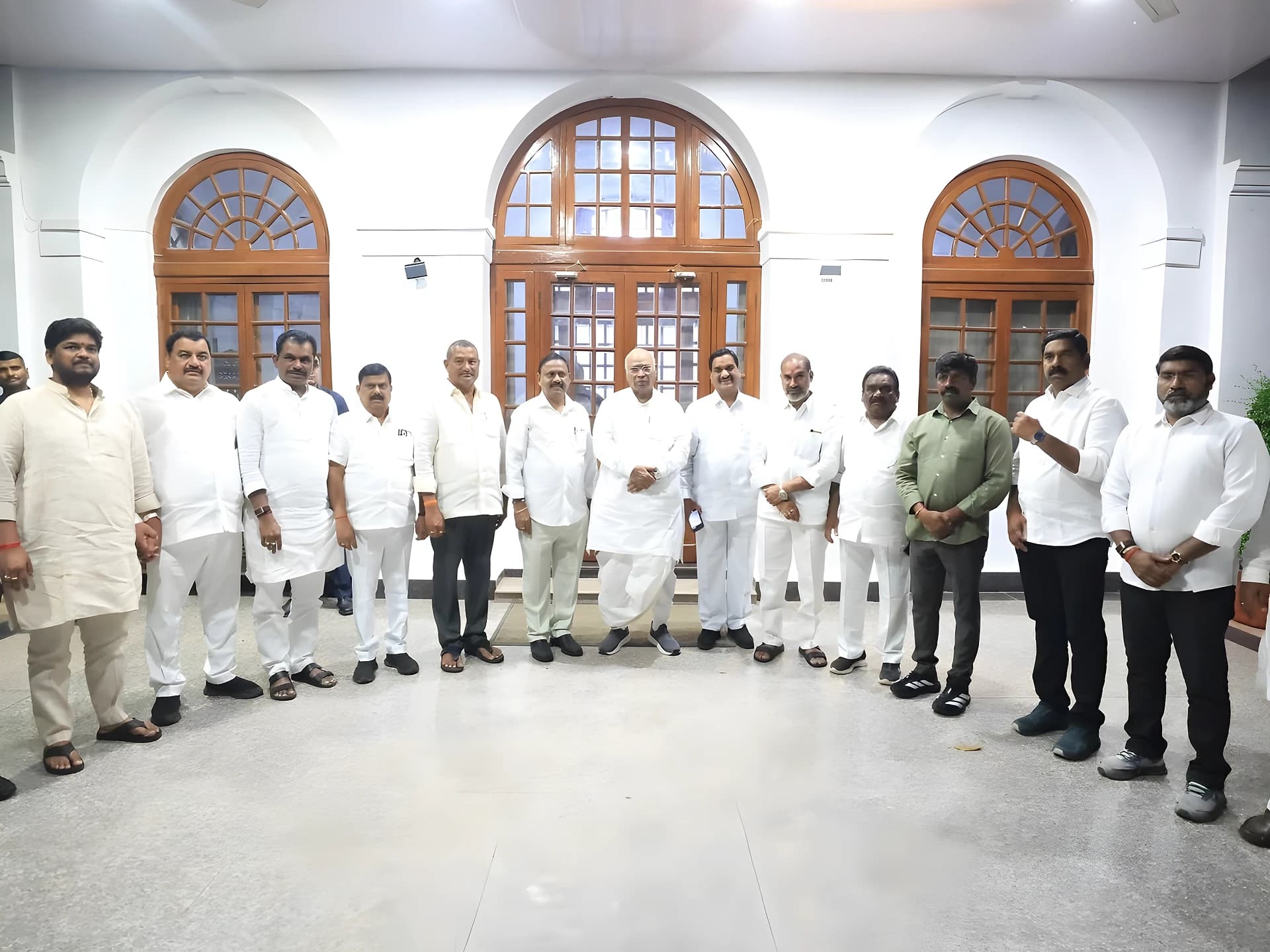 ఖర్గేను కలిసిన కాంగ్రెస్ పార్టీ నేతలు
