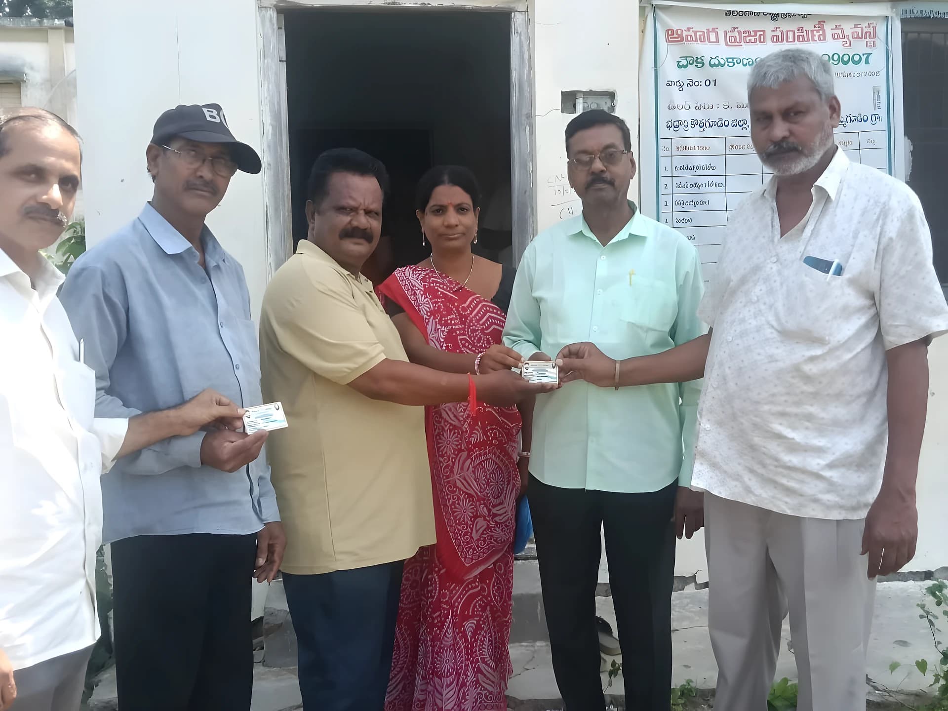 స్మార్ట్ రేషన్ కార్డుల పంపిణీ