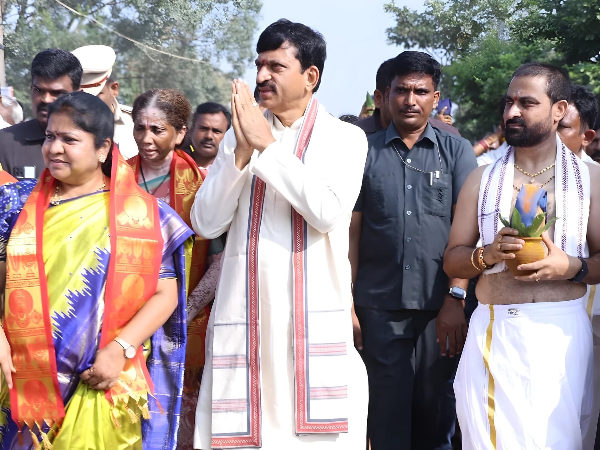 మంత్రి చేతుల మీదుగా గిరి ప్రదక్షిణ ప్రారంభం