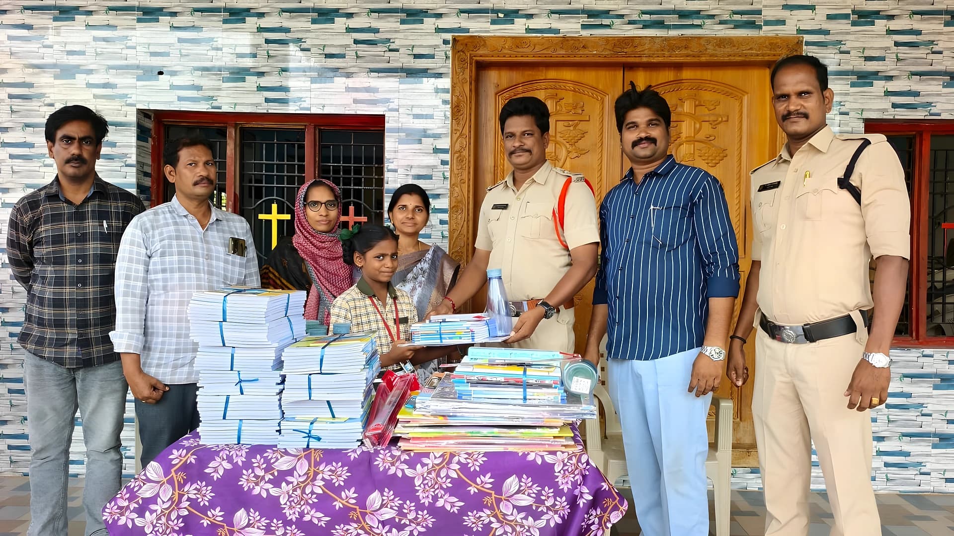 పేద విద్యార్థులకు SI చేయూత