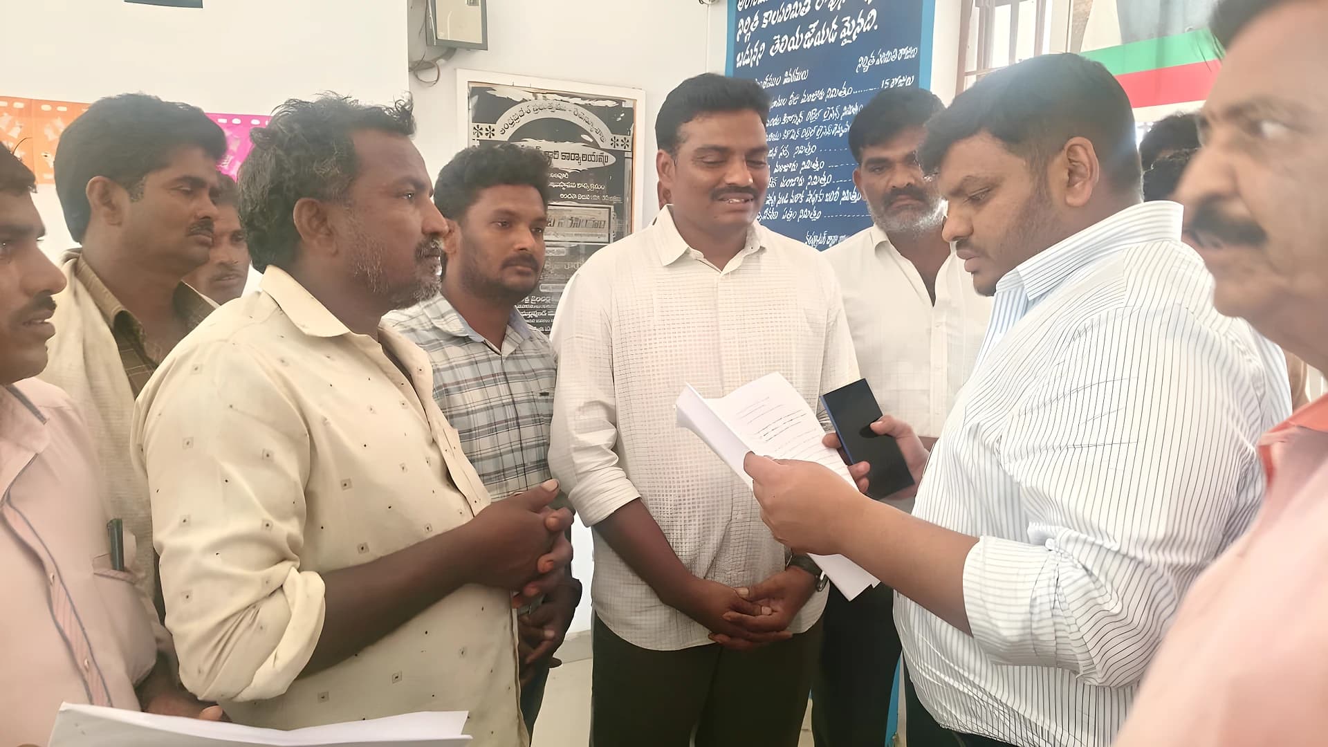 గుమ్మరేగుల భూములకు పట్టాలు ఇప్పించండి