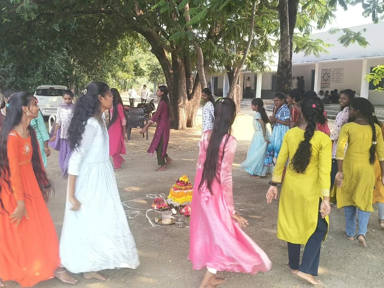 పాఠశాలలో ఘనంగా బతుకమ్మ సంబరాలు