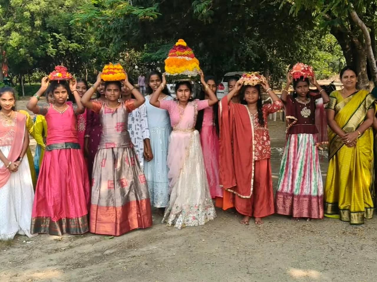 పాఠశాలలో ఘనంగా బతుకమ్మ సంబరాలు