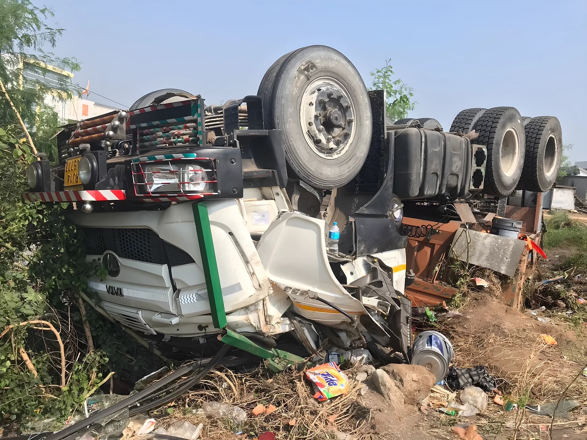 గాండ్లపేట మలుపు వద్ద గ్రానైట్ లారీ బోల్తా