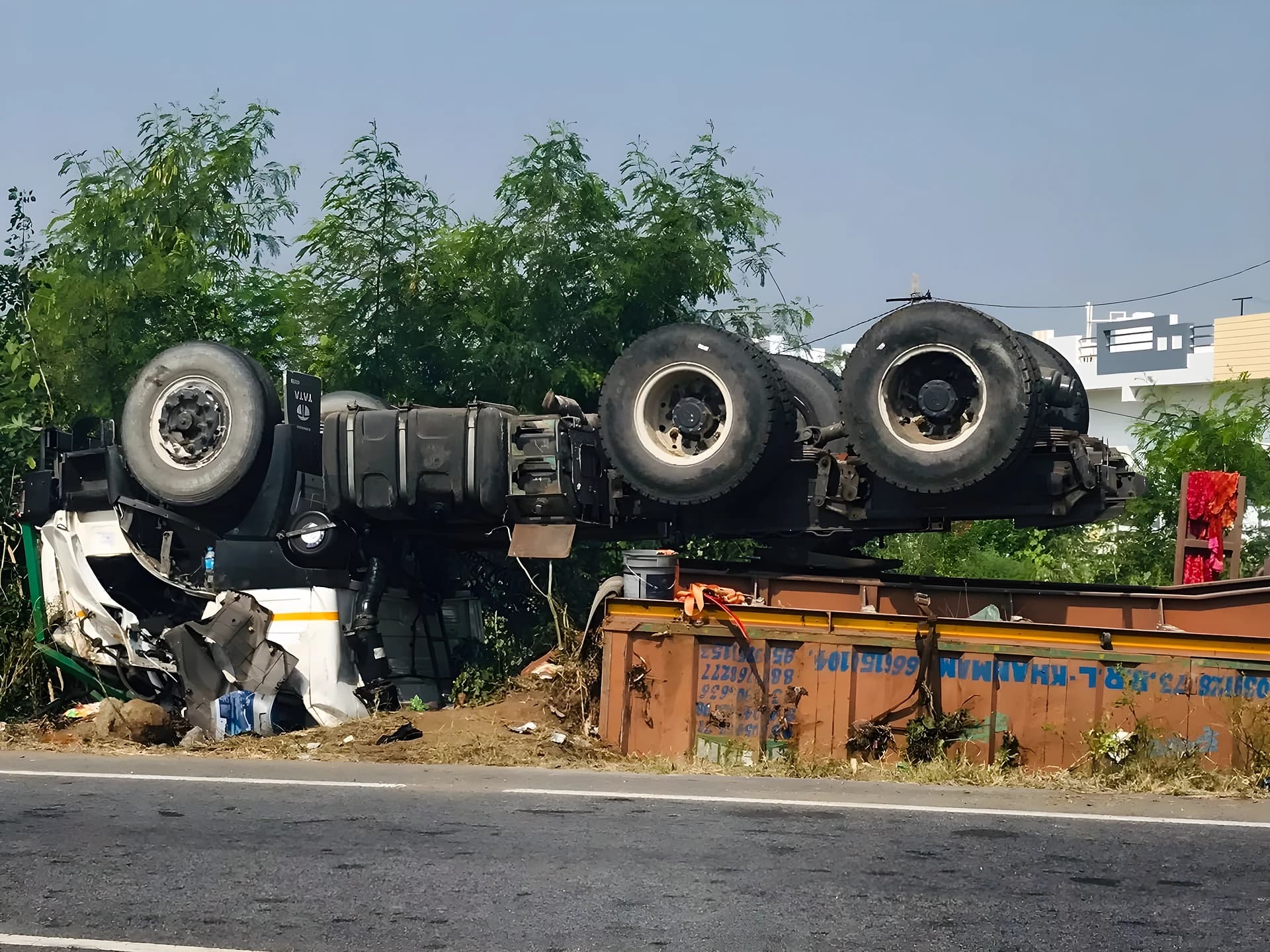 గాండ్లపేట మలుపు వద్ద గ్రానైట్ లారీ బోల్తా