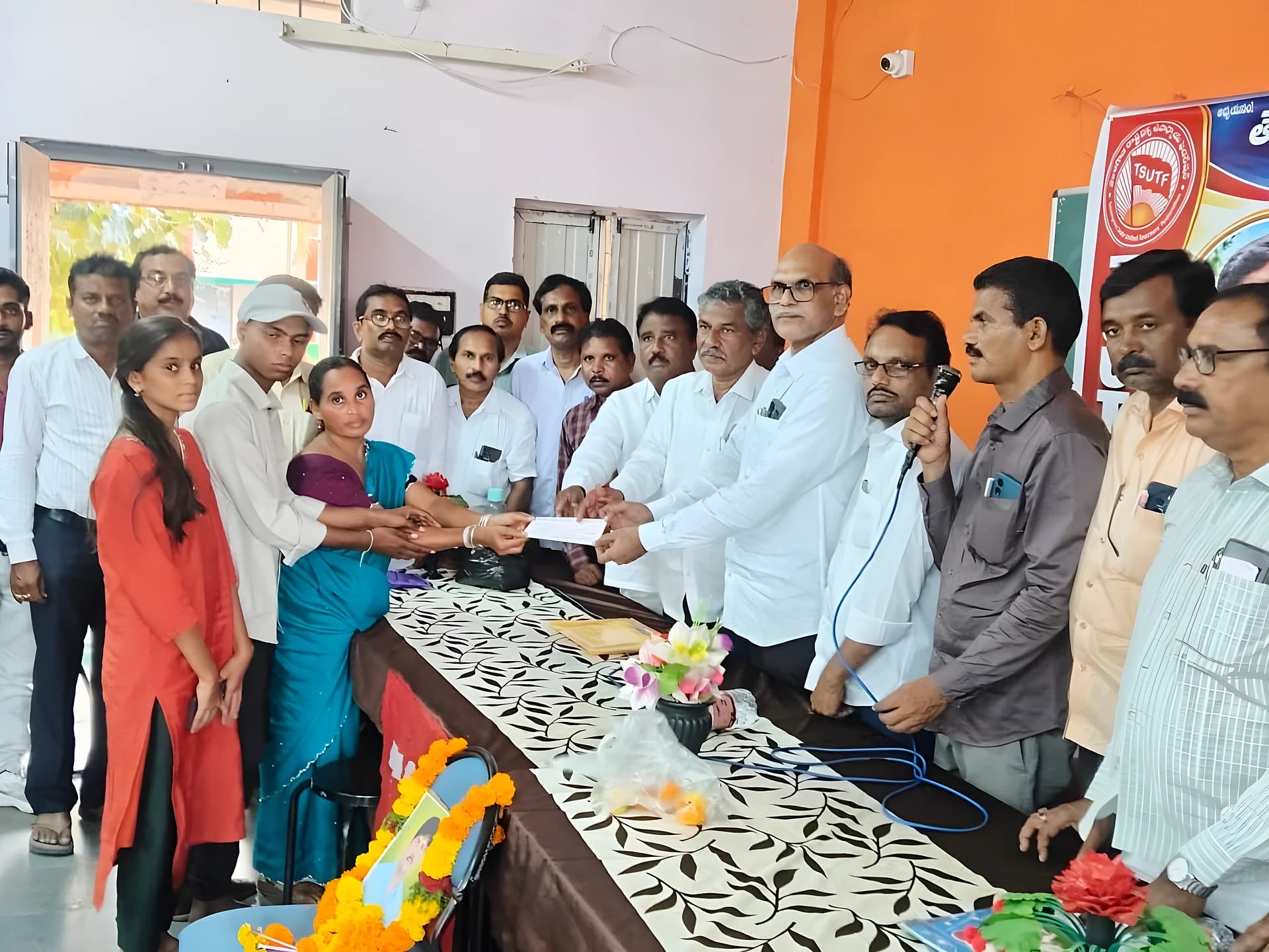 ఉపాధ్యాయుడి కుటుంబానికి ఆరులక్షల సాయం