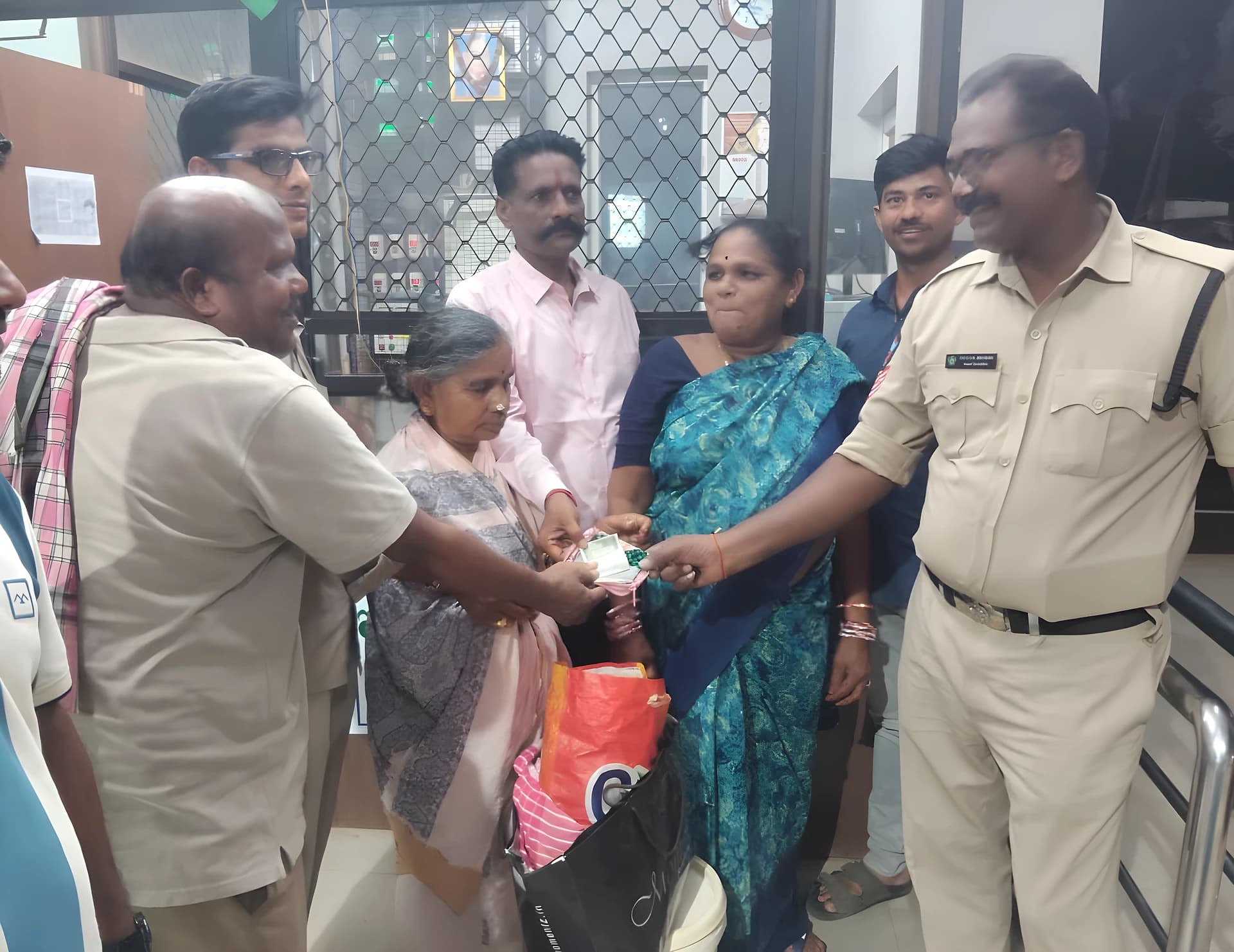 సీసీ కెమెరా ఐ.. పోయిన బ్యాగ్ కనిపించింది!