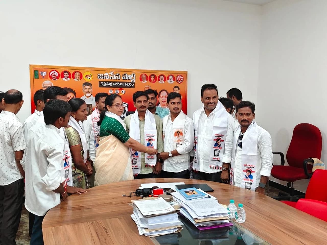 వైసీపీకి షాక్.. జనసేనలో 30 కుటుంబాలు!