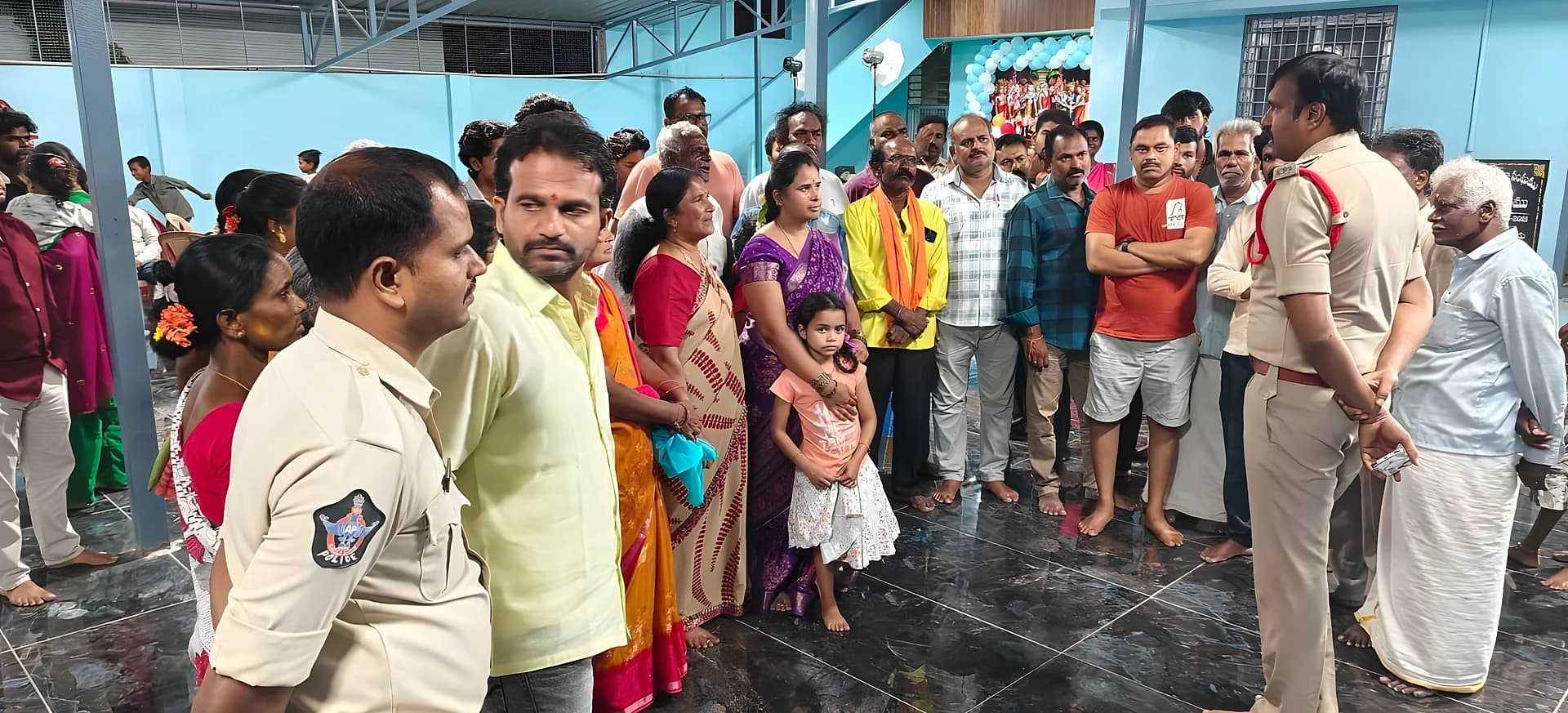 ప్రజల సమస్యలు తెలుసుకున్న పోలీస్ ఇన్స్పెక్టర్