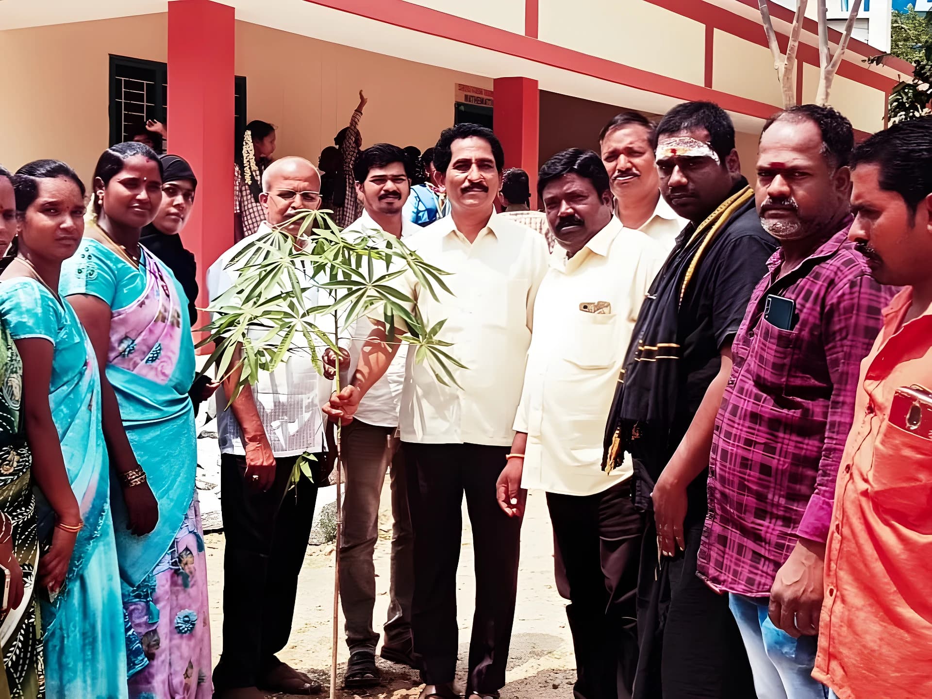 మొక్కలు నాటిన విద్యా కమిటీ సభ్యులు