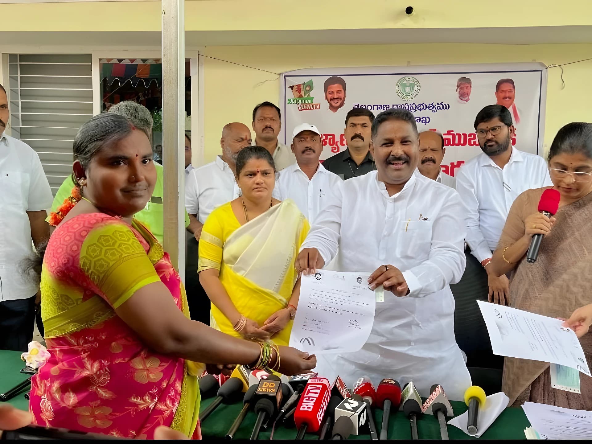 కల్యాణలక్ష్మి చెక్కులు పంపిణీ చేసిన ఎమ్మెల్యే